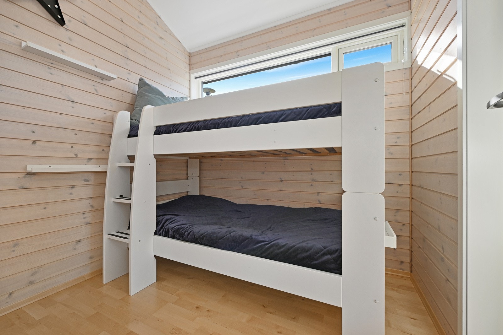 Hytta har to soverom, i tillegg til hems med gulvareal på 16 m² med ekstra soveplass. Galleribilde