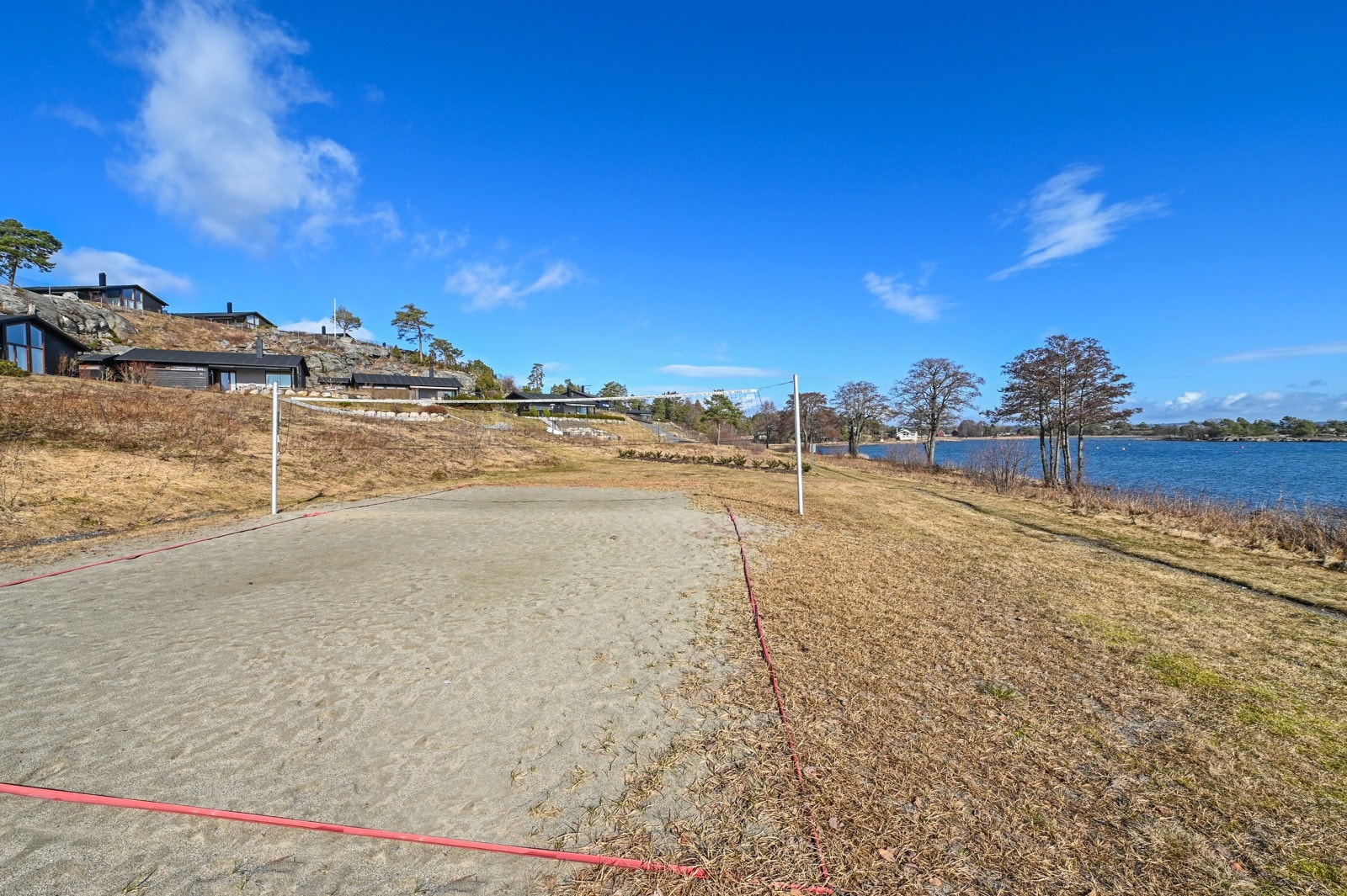 Sameiets felles uteområde består av gressplen og naturtomt med lyng, busker og synlig fjell. Det er anlagt sandvolleyballbane, lekeplass og sitteplasser. Galleribilde