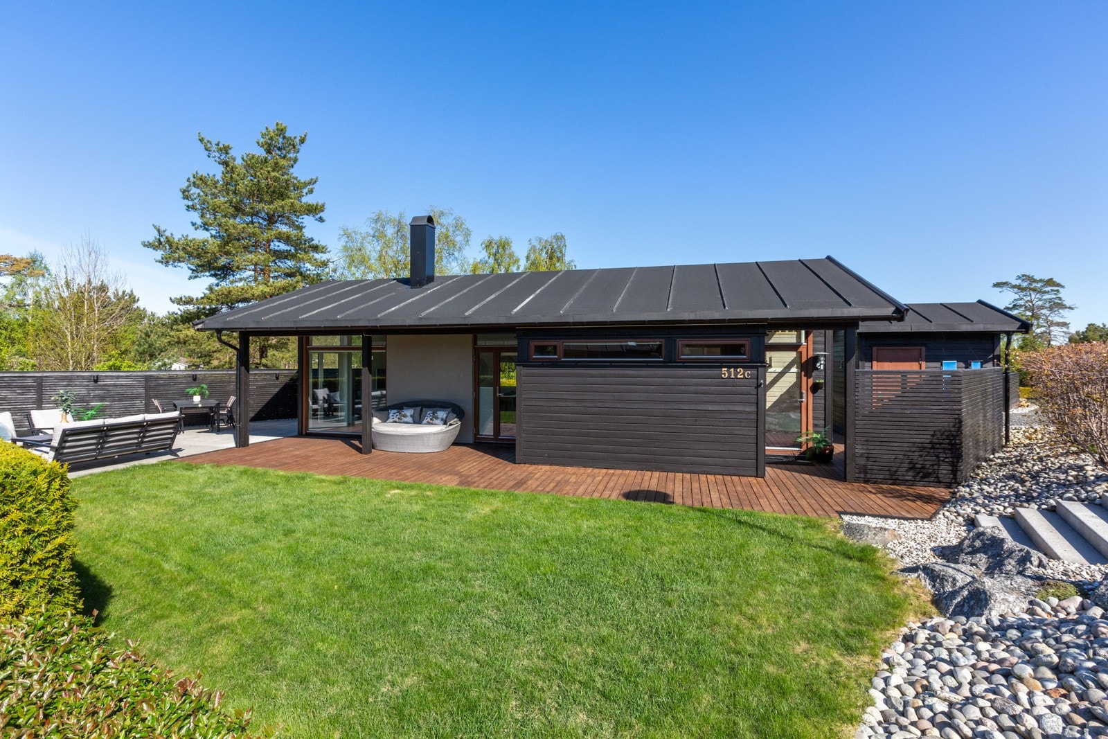 Eiendommens absolutte beste side er de solrike uteplassene på hele 70 m². Galleribilde