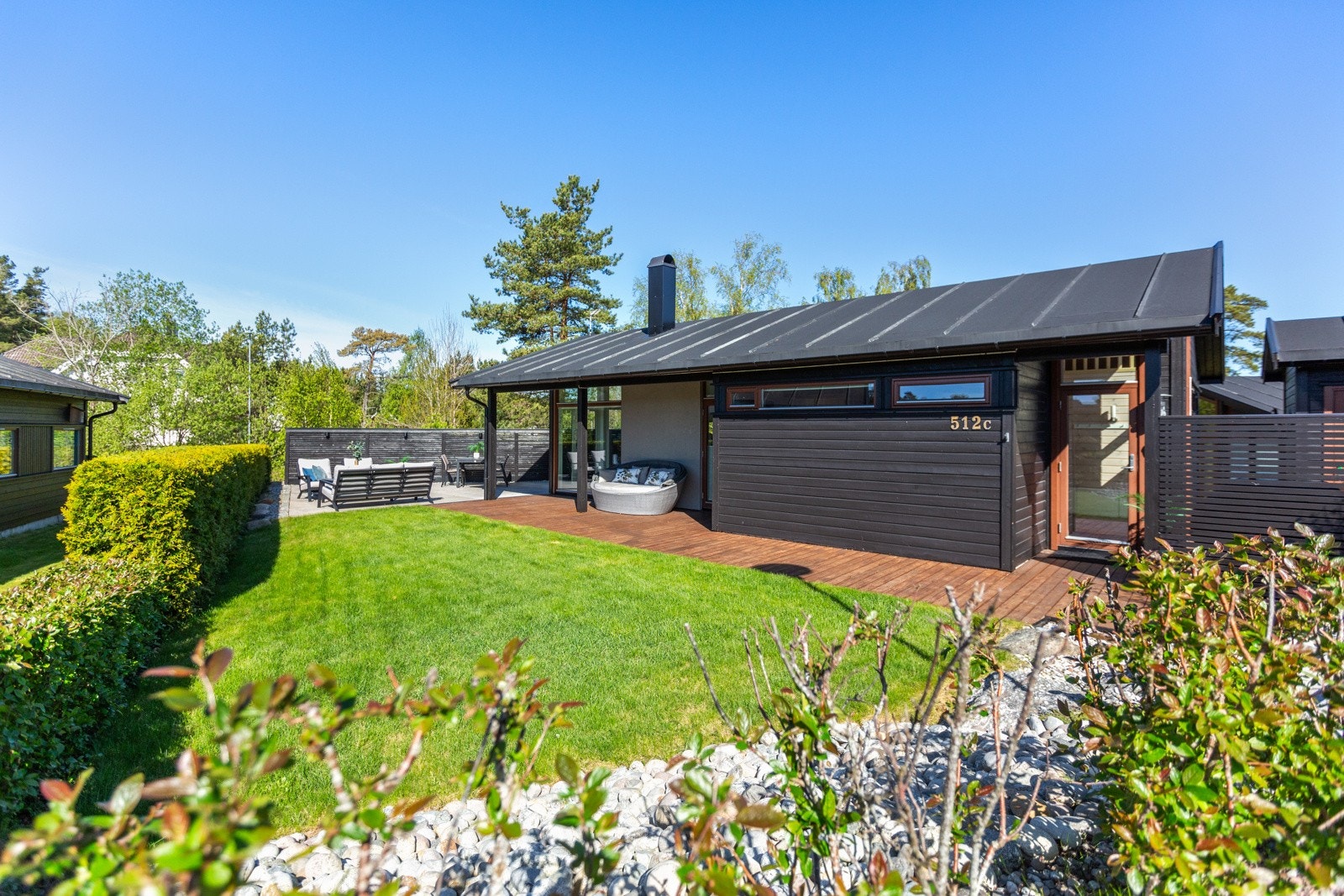 Store deler av sommerhalvåret står døren åpen, og terrassene blir som et ekstra rom. Galleribilde