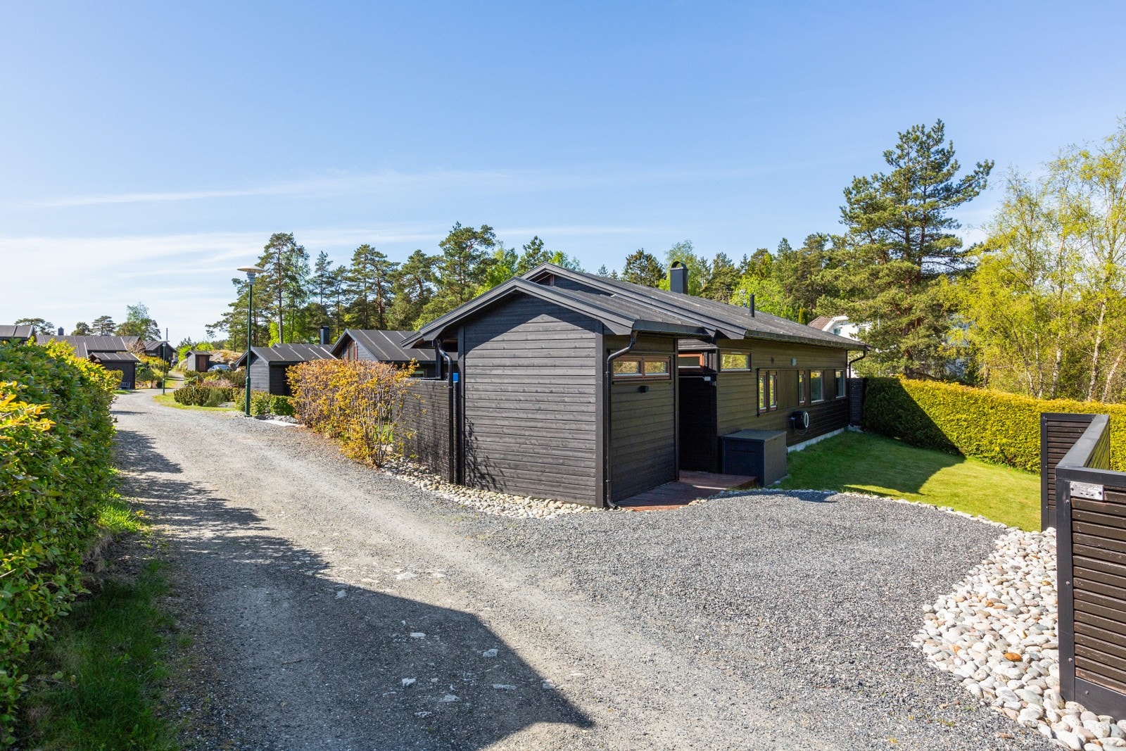 Hytta disponerer parkering på opparbeidet plass. Galleribilde