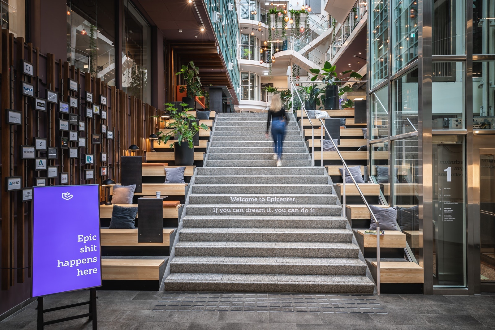 Velkommen til Epicenter Oslo! Vår bemannede resepsjon tar imot gjestene dine med et smil og hjelper deg med alt fra små til større oppgaver. Galleribilde