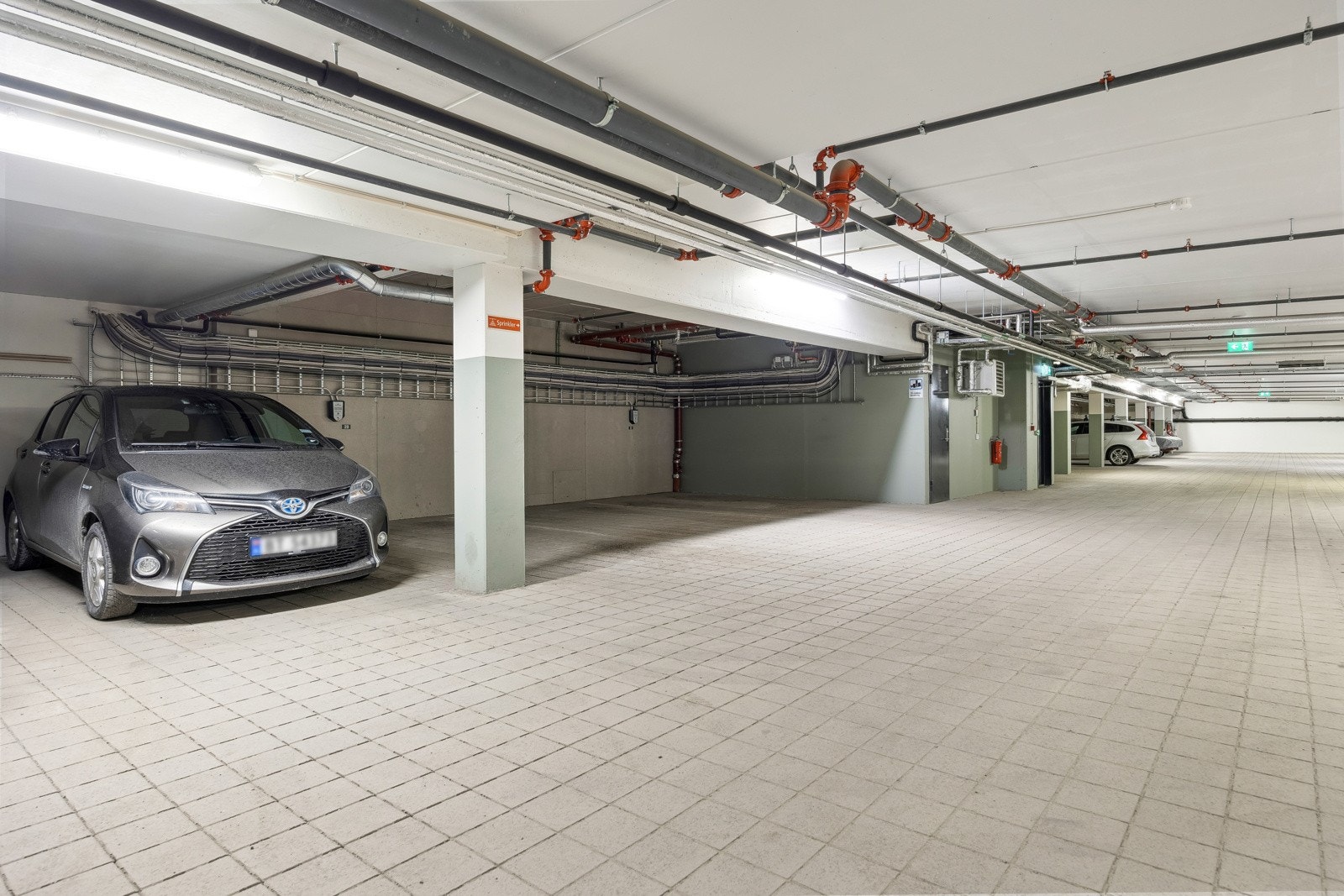 Leiligheten disponerer en biloppstillingsplass i felles garasje med uttak for lading av elbil. Galleribilde