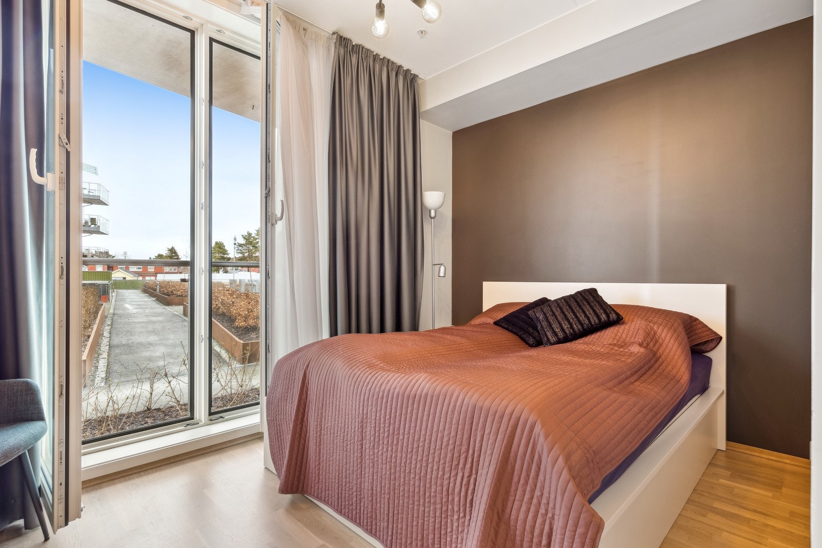 Hovedsoverommet med god plass til dobbeltseng og annet møblement. Galleribilde