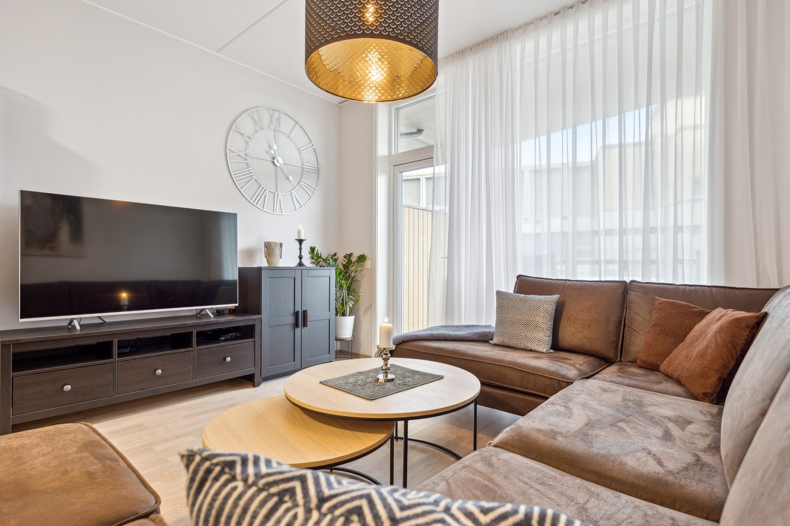 Det er god plass til sofa med tilhørende møblement. Galleribilde