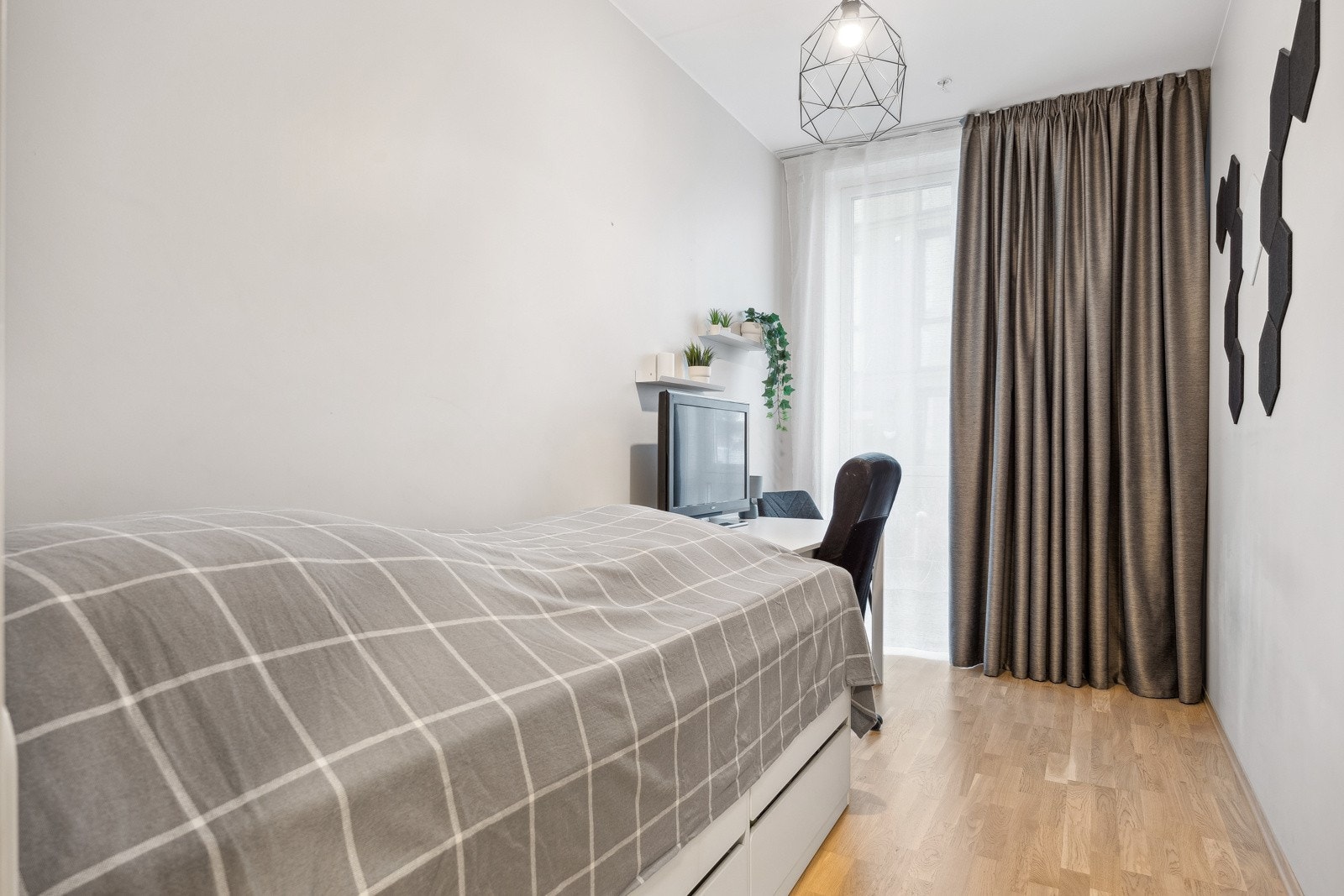 Lyst og fint soverom, kan enkelt møbleres etter ønske og behov. Galleribilde