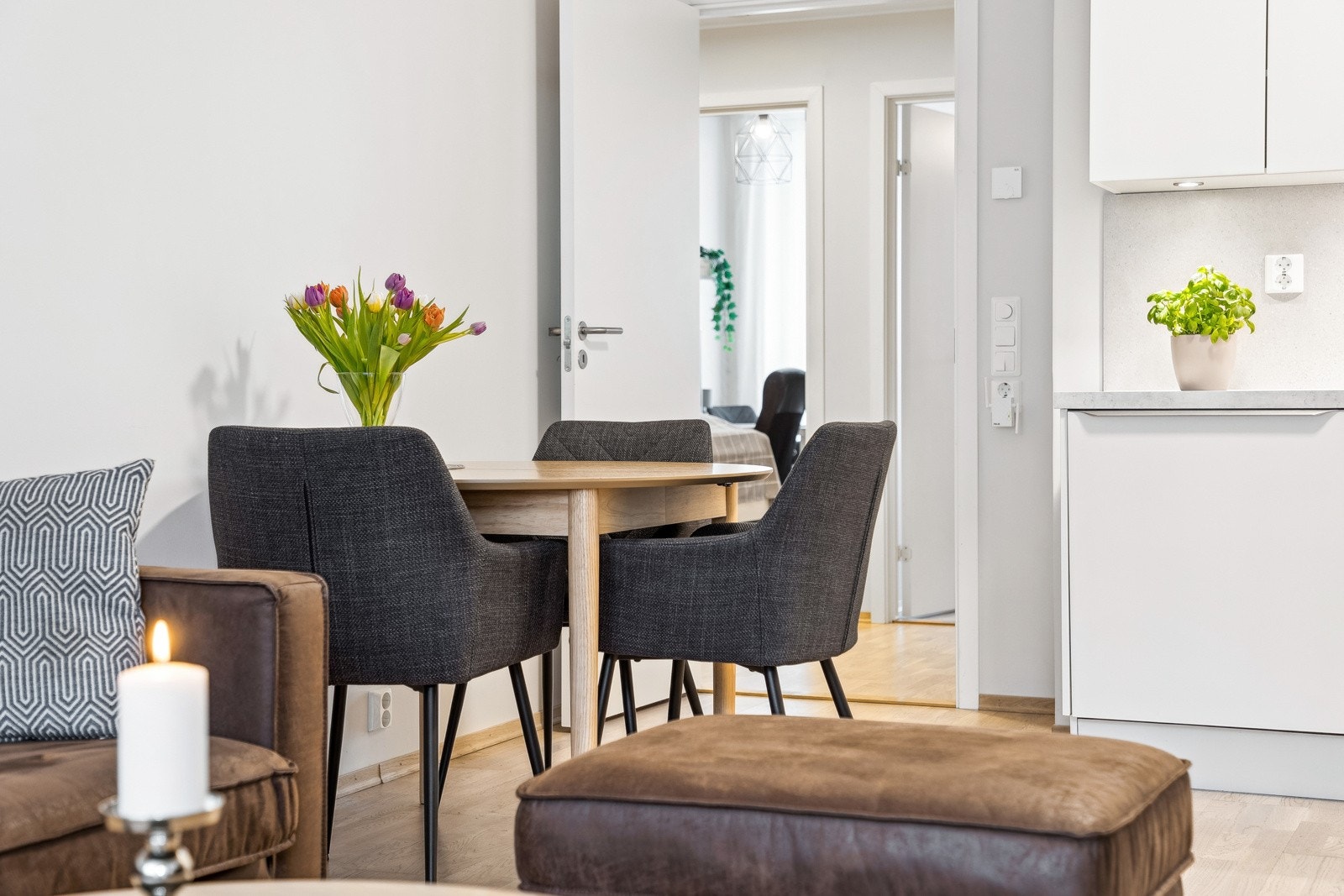 Stuen har en sosial planløsning som skaper naturlig plass til en spisegruppe. Galleribilde