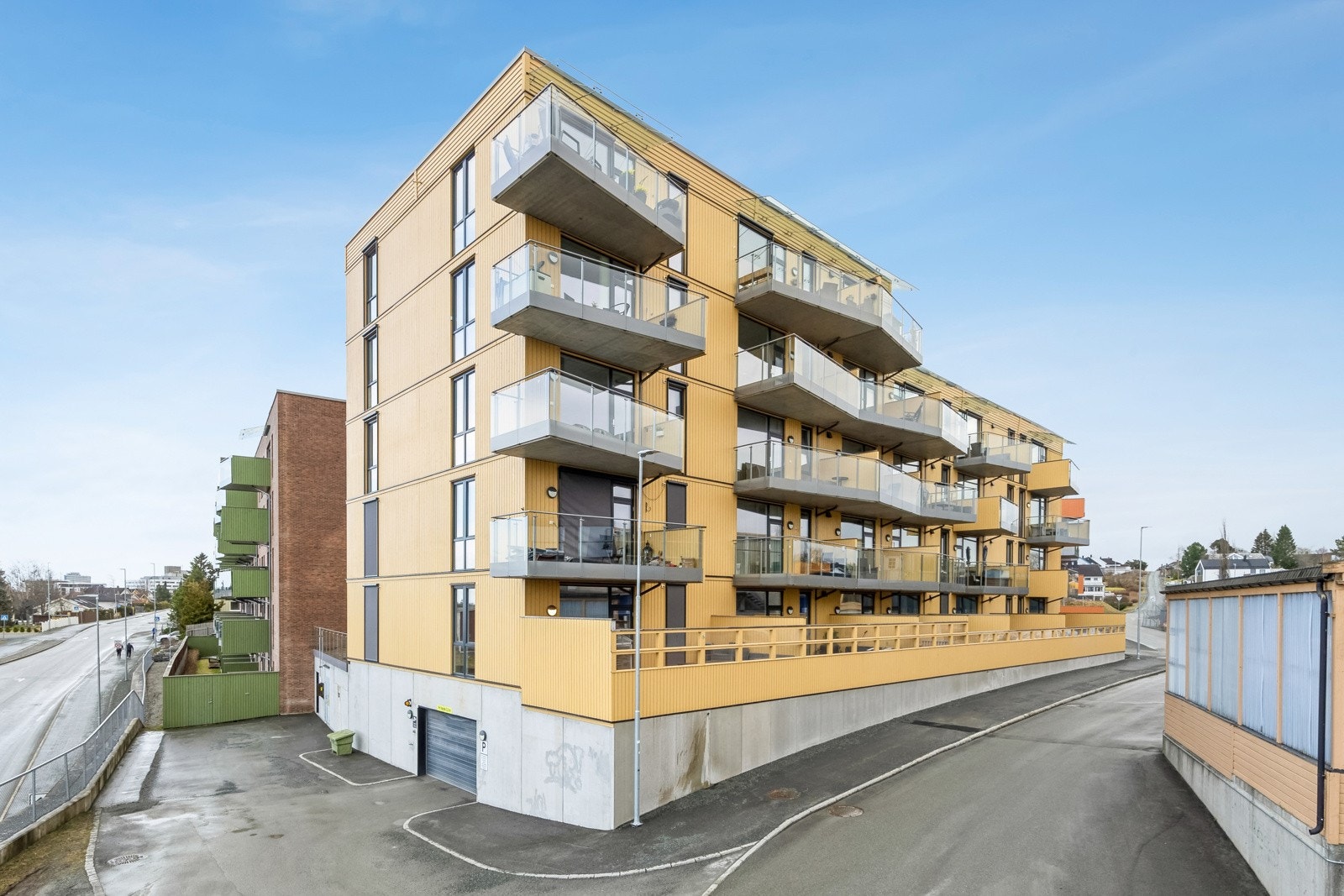 Leiligheten er beliggende i en attraktiv, høy første etasje med svært begrenset innsyn - perfekt for deg som ønsker både privatliv og enkel adkomst. Galleribilde