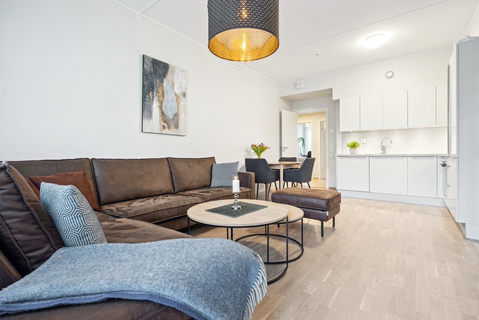 Stuen oppleves som lys og luftig. Store vindusflater gir godt med naturlig lysinnslipp. Galleribilde