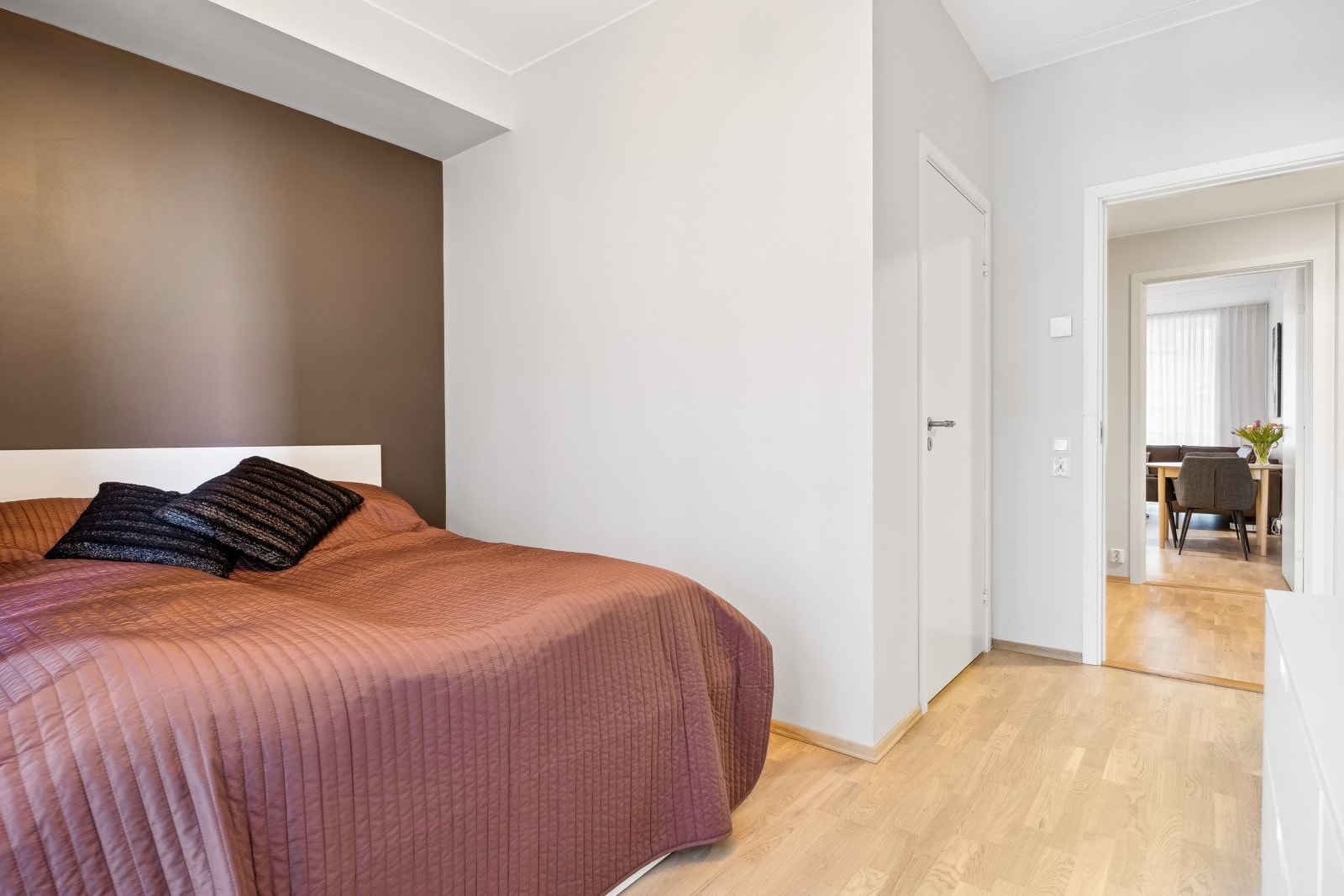 Lagring i innvendig bod på 3 kvm og bod i kjeller på 5 kvm. Galleribilde