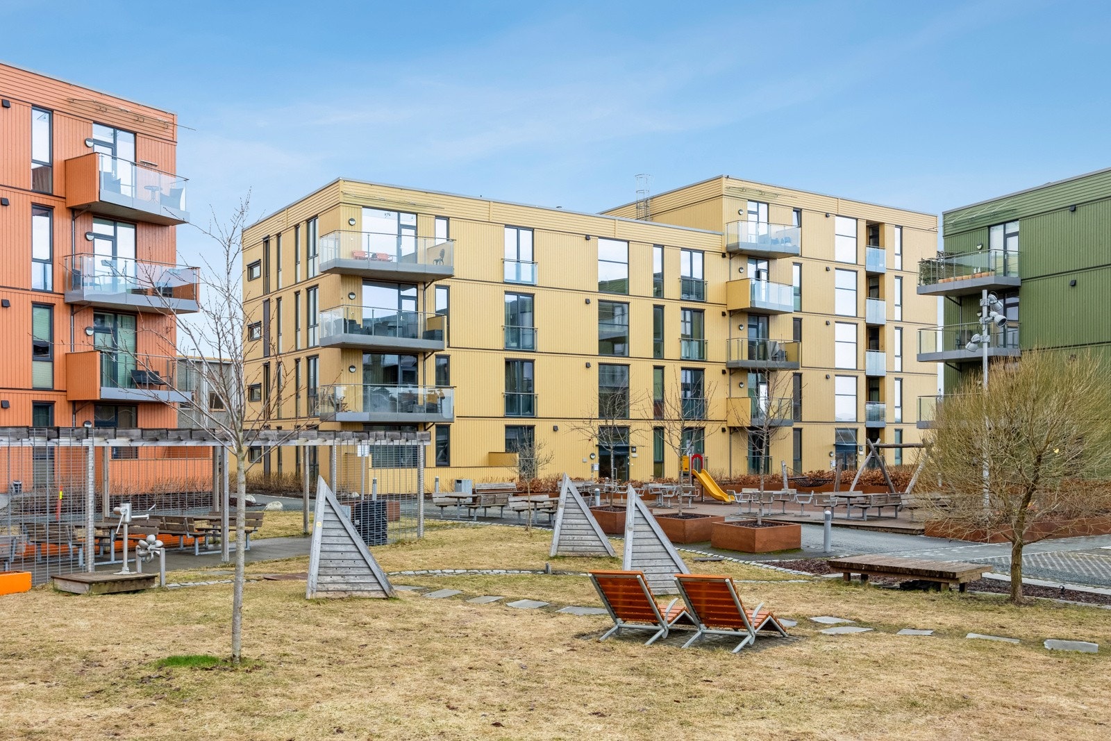 Boligen ble ferdigstilt i 2019 og fremstår med en gjennomgående høy standard. Leiligheten har parkering i oppvarmet kjeller, balansert ventilasjon som bidrar til et behagelig inneklima, samt vannbåren gulvvarme. Galleribilde