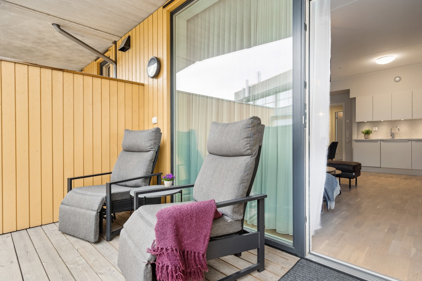 Hyggelig uteplass på verandaen. Galleribilde