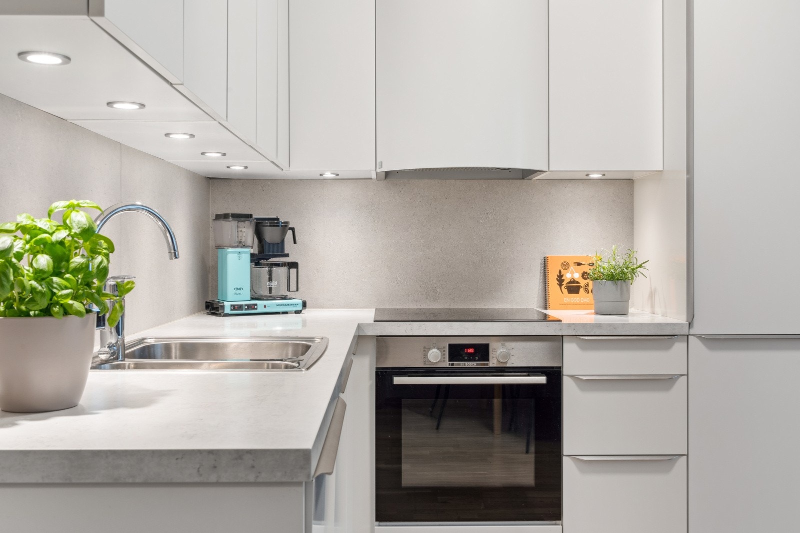 Kjøkkenet har integrerte hvitevarer og er utstyrt med kjøl/frys, oppvaskmaskin, komfyr og induksjonstopp. Galleribilde