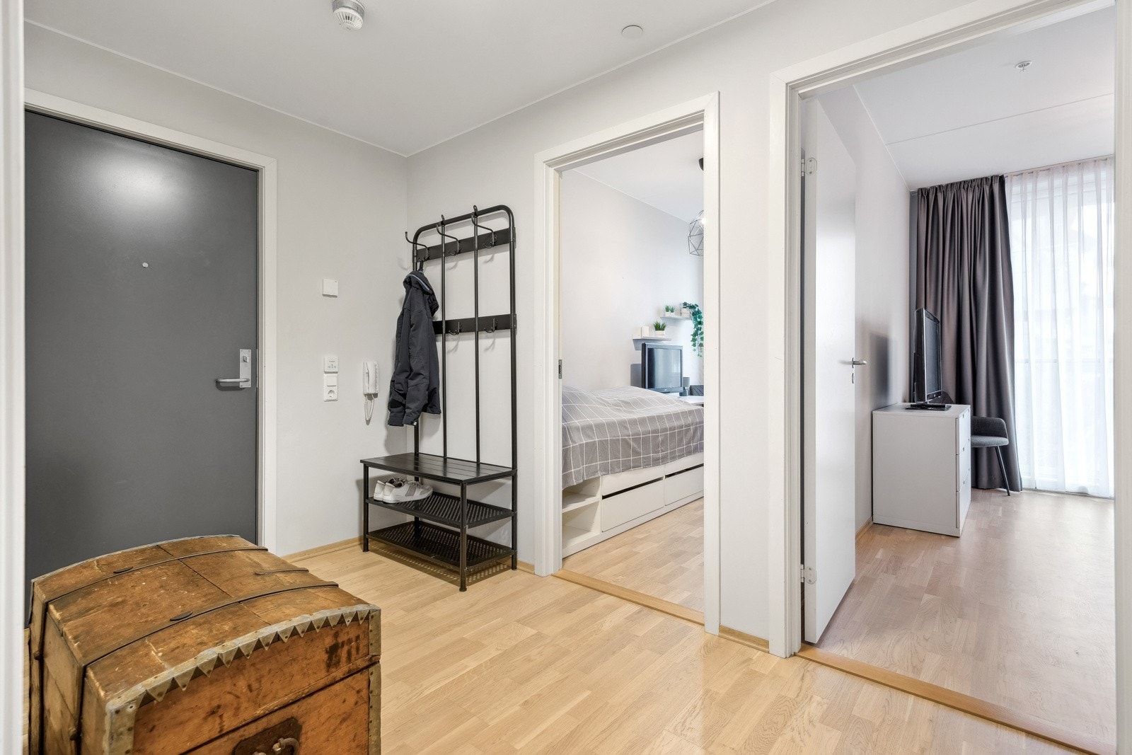 Lys og fin entré med god plass til oppbevaring og møblement. Galleribilde