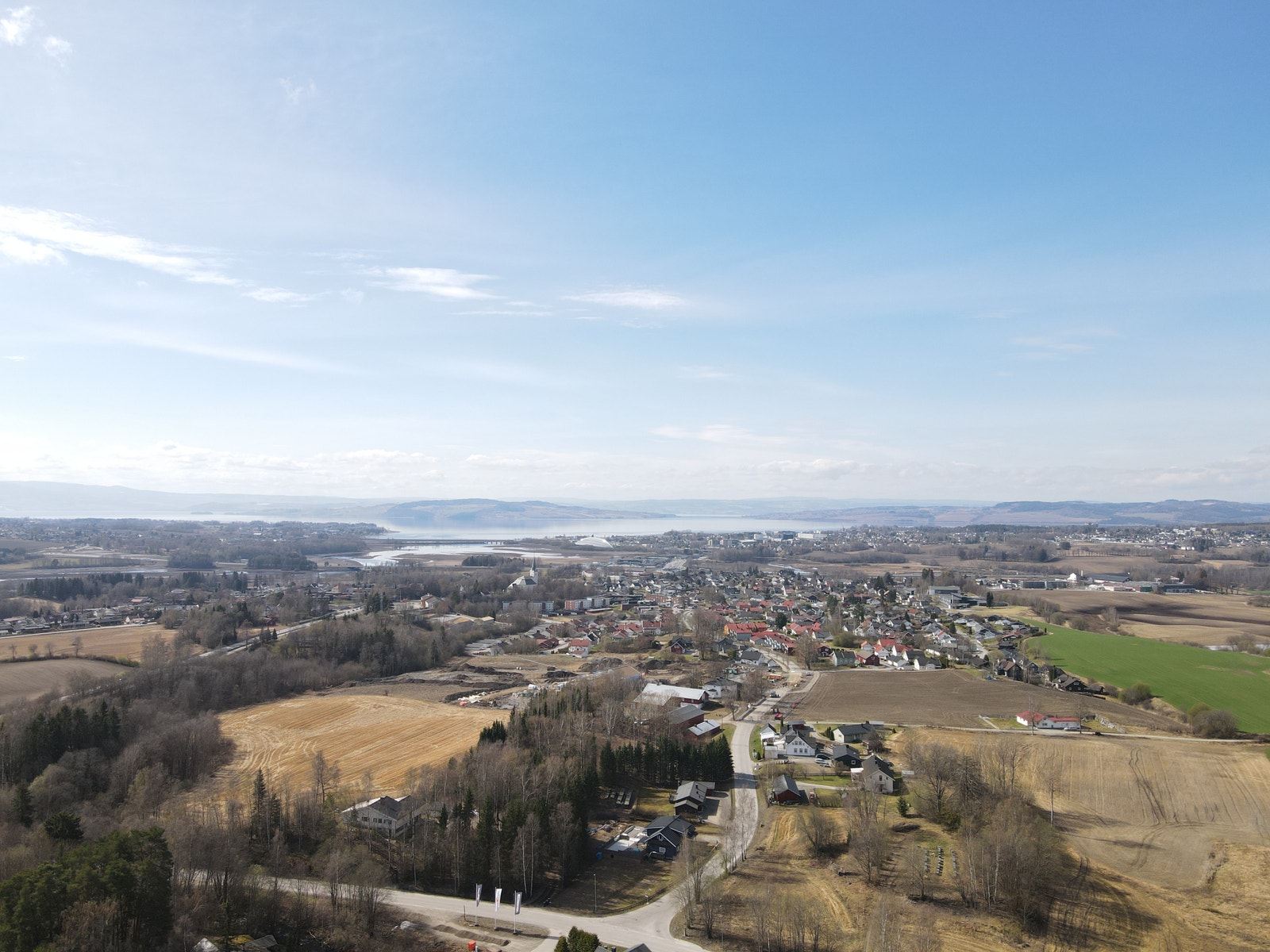 Dronebilde tatt rett over tomtefeltet mot Hamar. Et området i stor utvikling med flere hundre nye boenheter de neste årene Galleribilde