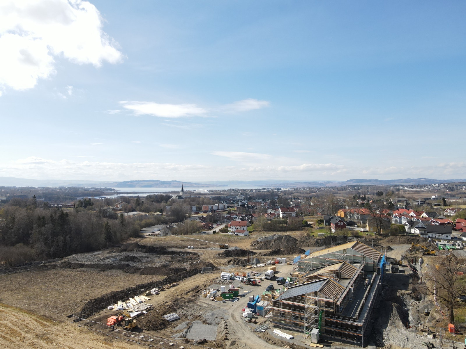 Hamars nye store barnehage under bygging rett i nærheten av tomteområdet. Et området i stor utvikling med flere hundre nye boenheter de neste årene Galleribilde