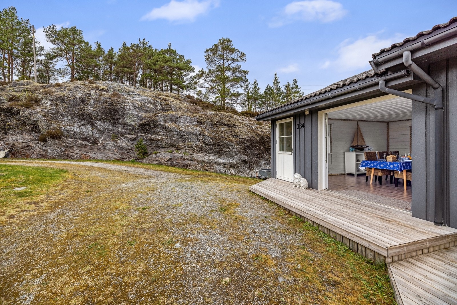 Parkering utenforbolig og i garasjen på nedsiden. Galleribilde