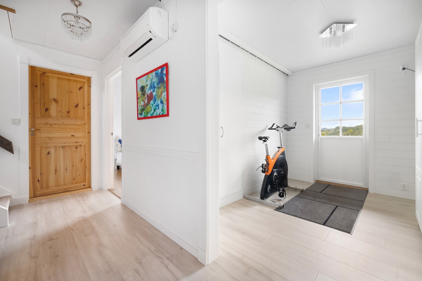 Kjeller består av: Entre, gang, vaskerom, bad, 2 soverom (1 godkjent) kjeller stue og garasje. Galleribilde