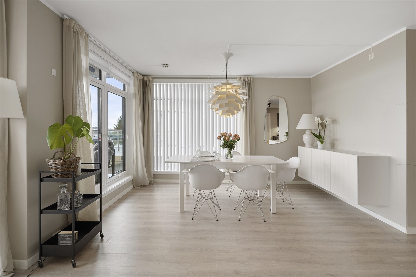 - Det er utgang til balkongen fra både spisestuen og stuen - Galleribilde