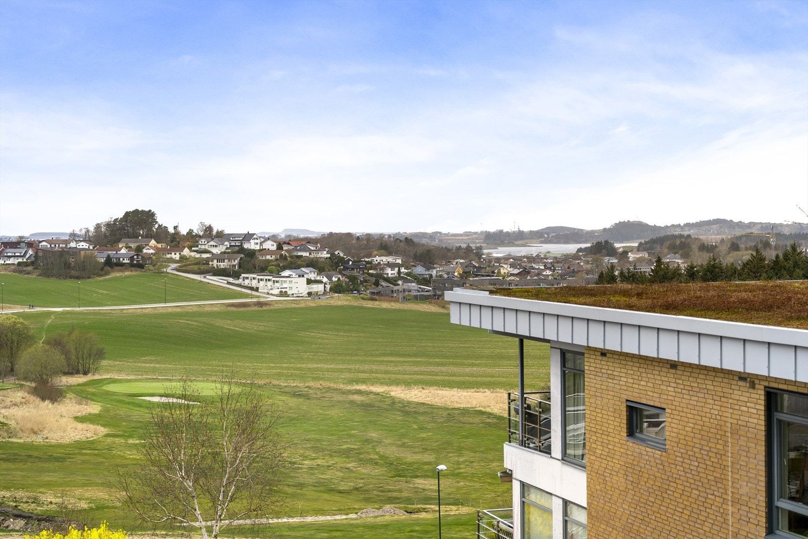 - Nydelig utsikt over golfbanen, grøntarealer, så vel som sjø og nærområdet - Galleribilde