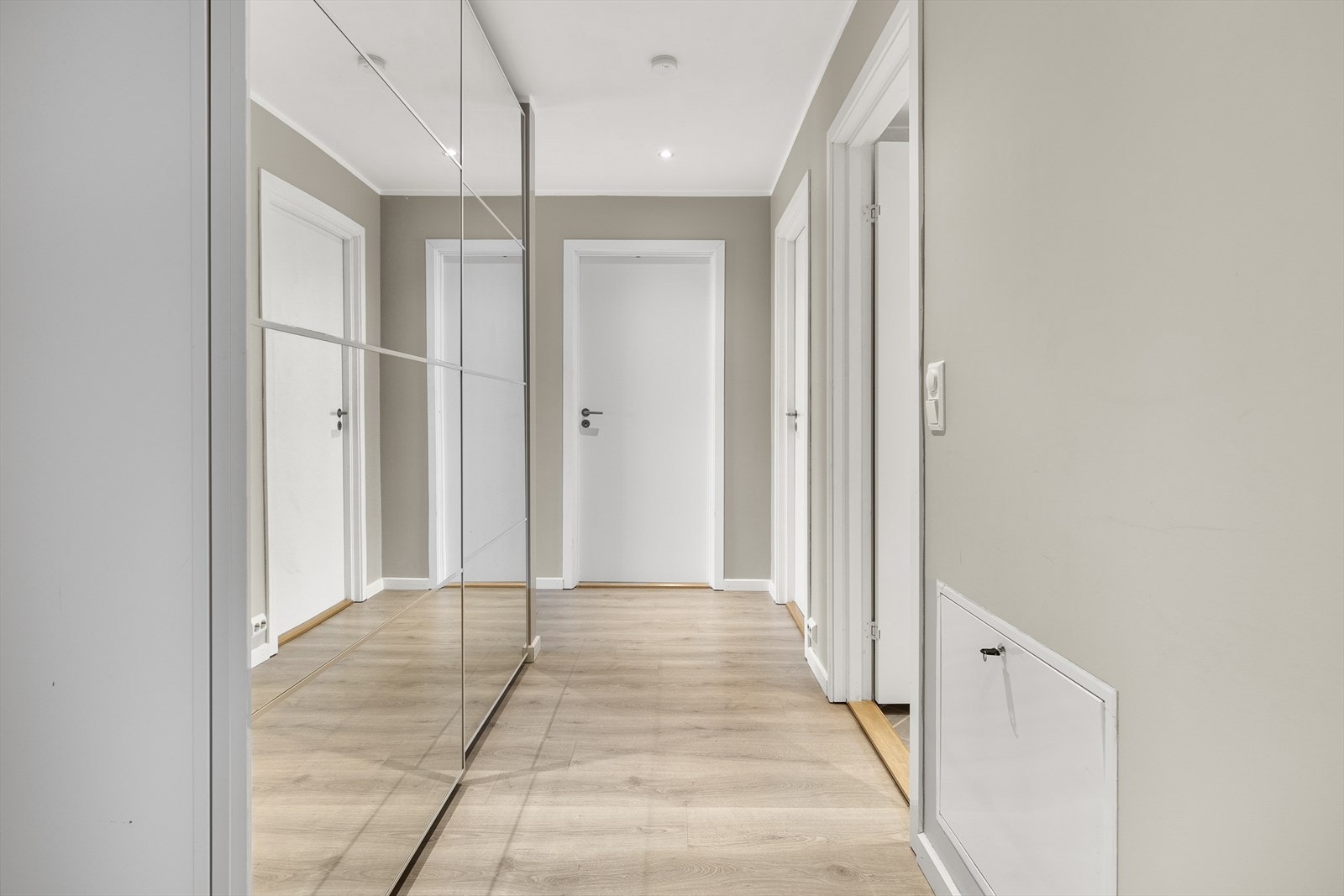 - Gangen er romslig med skyvedørsgarderobe med speilfronter - Galleribilde