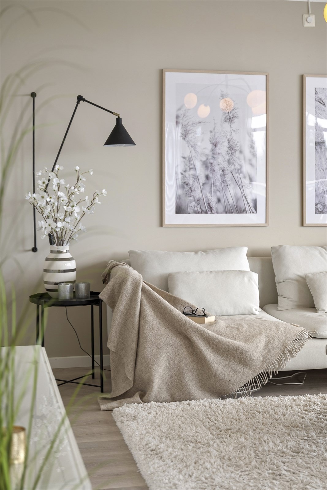 - Leiligheten holder god standard og har tidløse og lyse overflater - Galleribilde