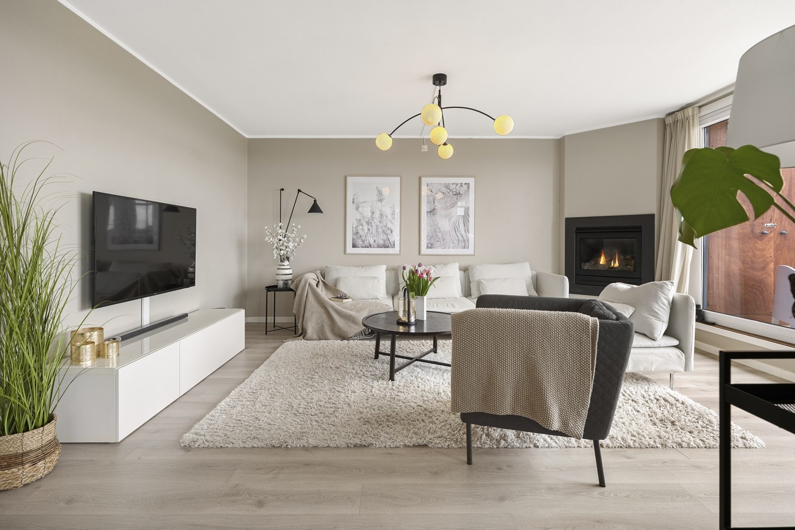 - Her har man en vakker gasspeis som varmer godt på de få kveldene man trenger ekstra varme - Galleribilde