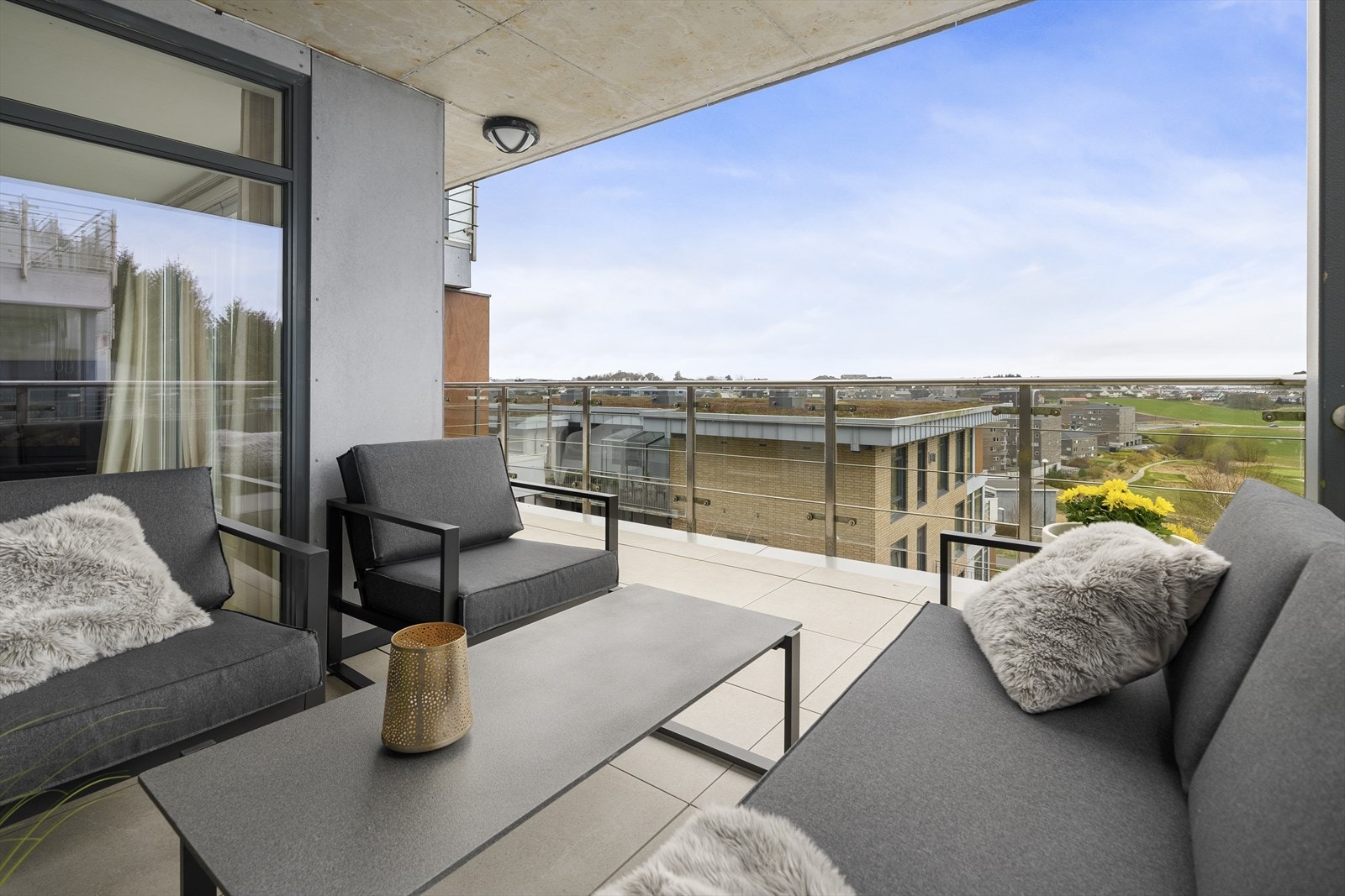 - Her kan man nyte solen dagen lang på en delvis overbygget balkong med nye fliser - Galleribilde