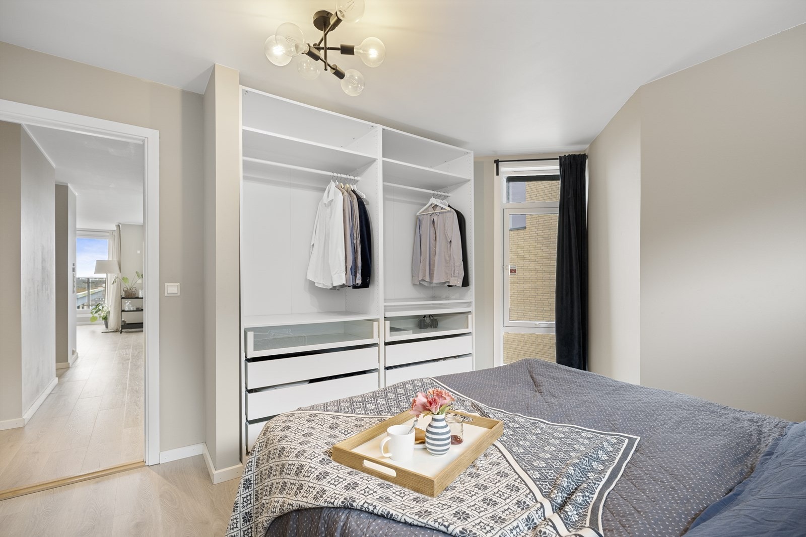 - Her er det plass til både garderobeskap, kommode, dobbeltseng og nattbord - Galleribilde