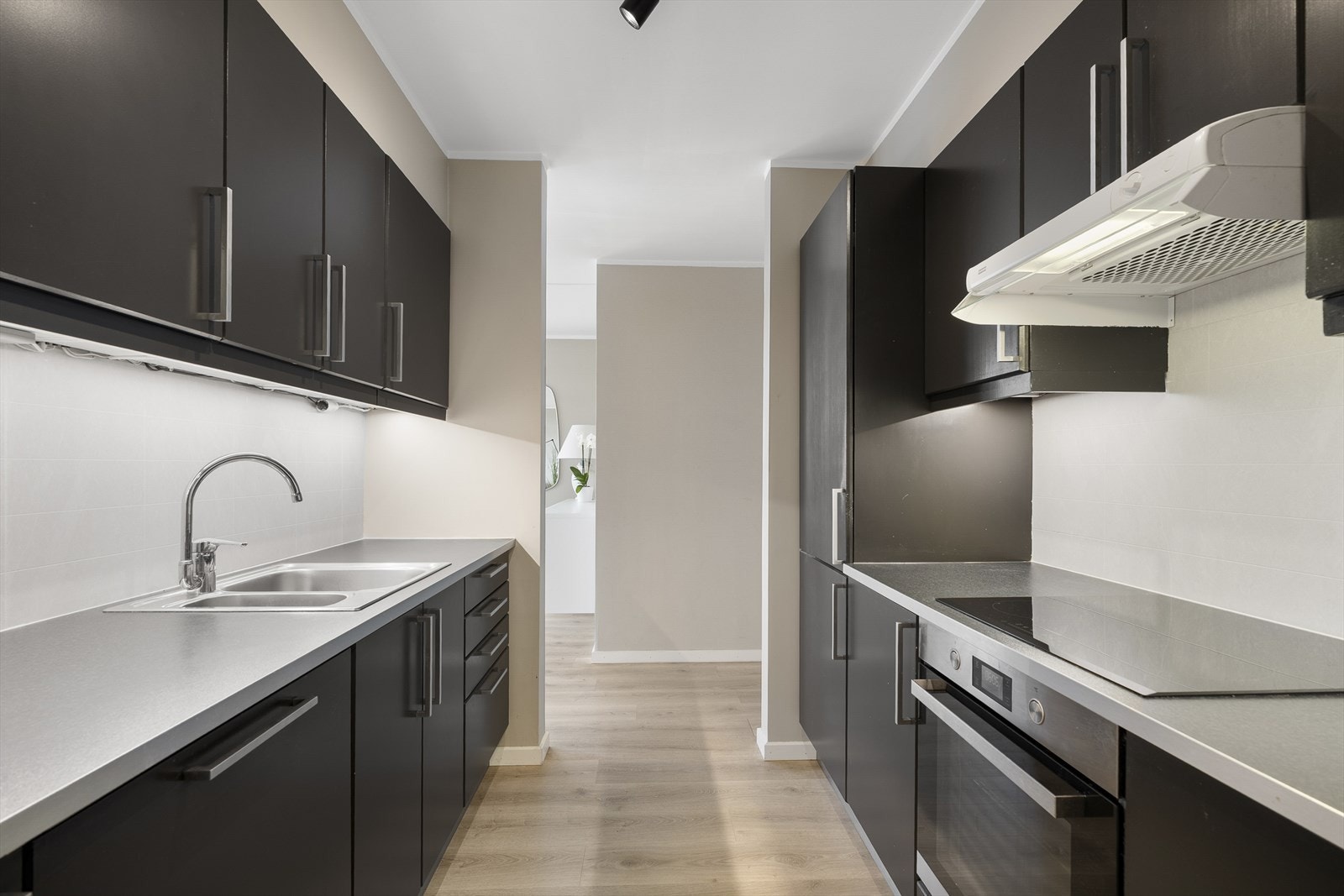 - Innenfor kjøkkenet har man en bod, ypperlig til å gjemme unna et ekstra kjøleskap, tørrvarer og kjøkkenredskaper - Galleribilde