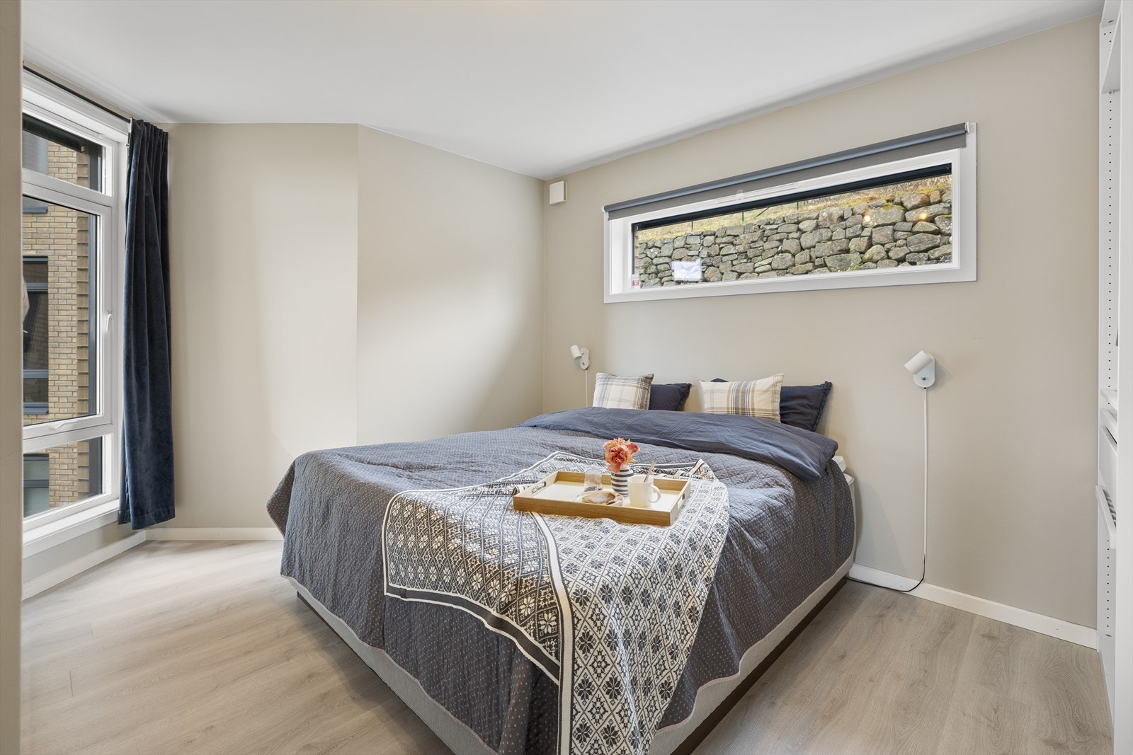 - Hovedsoverommet er malt i en flott beigetone, og ligger tilbaketrukket fra stuen - Galleribilde