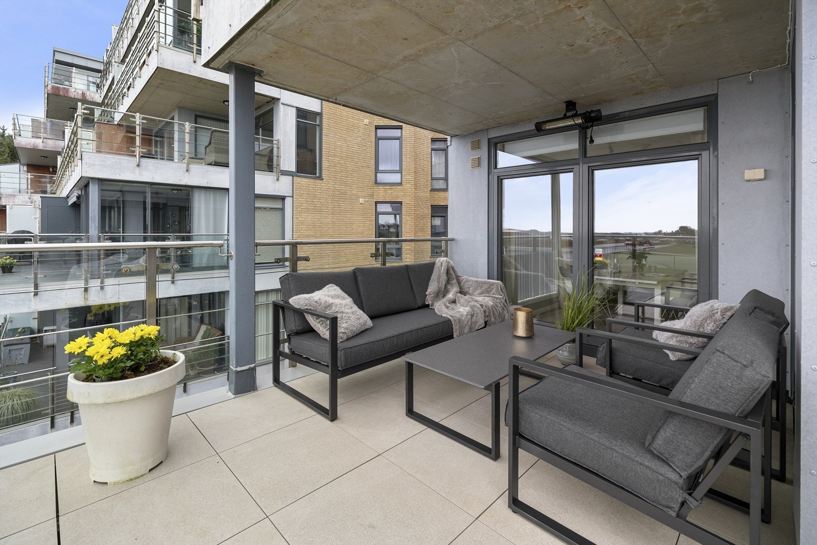 - Det er god plass til utemøbler, solstol og grill - Galleribilde