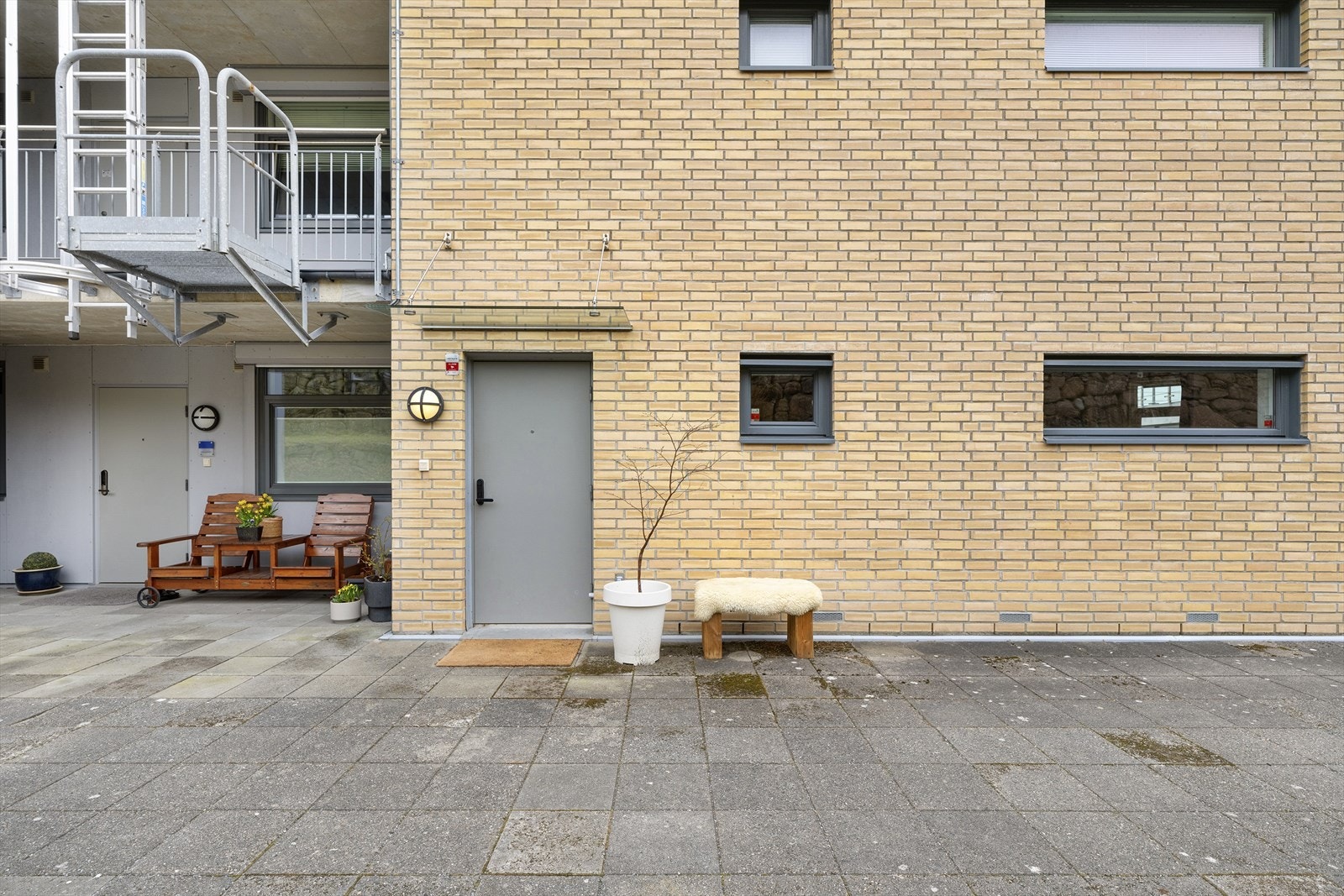 - Man har eget inngangsparti med adkomst enten via utvendig trapp, eller via felles trapperom med heis - Galleribilde