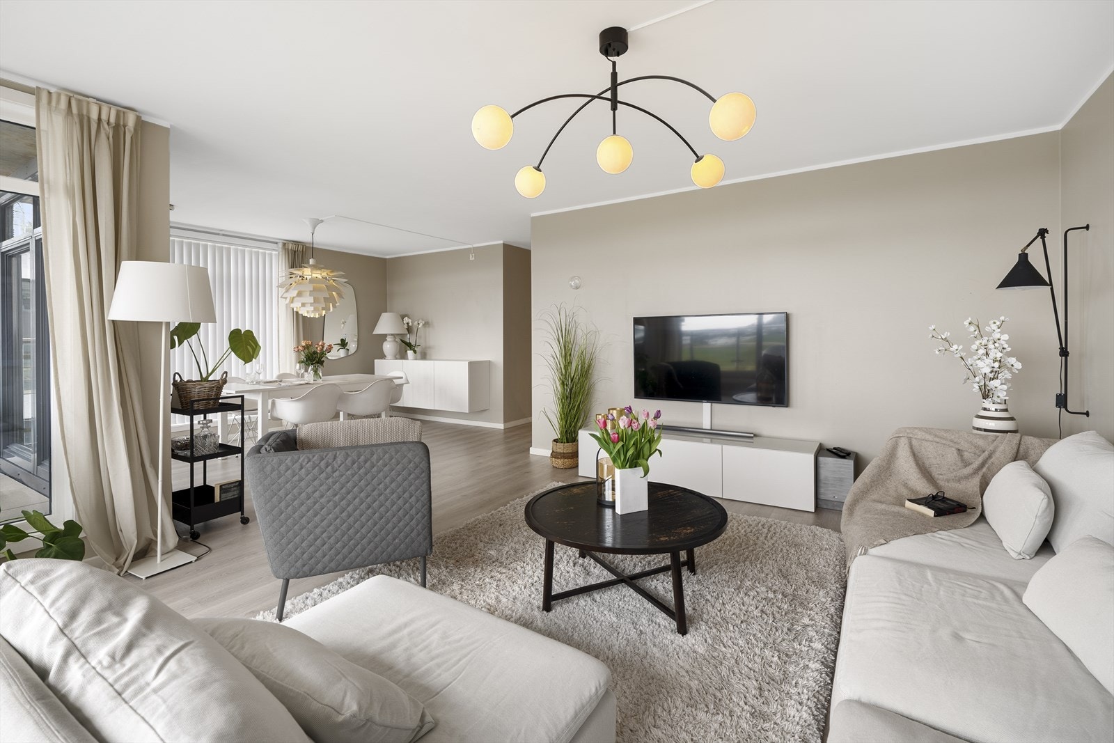 - Stuen er romslig og smart innredet, med god plass til både sittegruppe og spisebord - Galleribilde