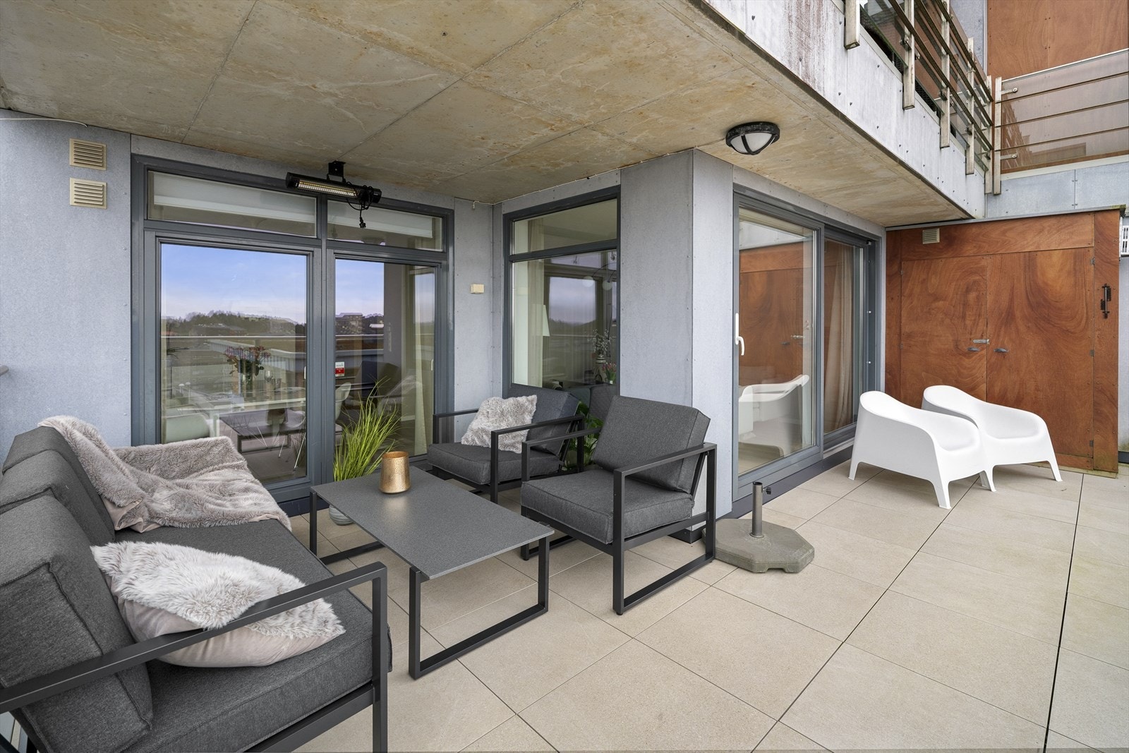 - På balkongen har man også en bod, ypperlig for sofaputene - Galleribilde