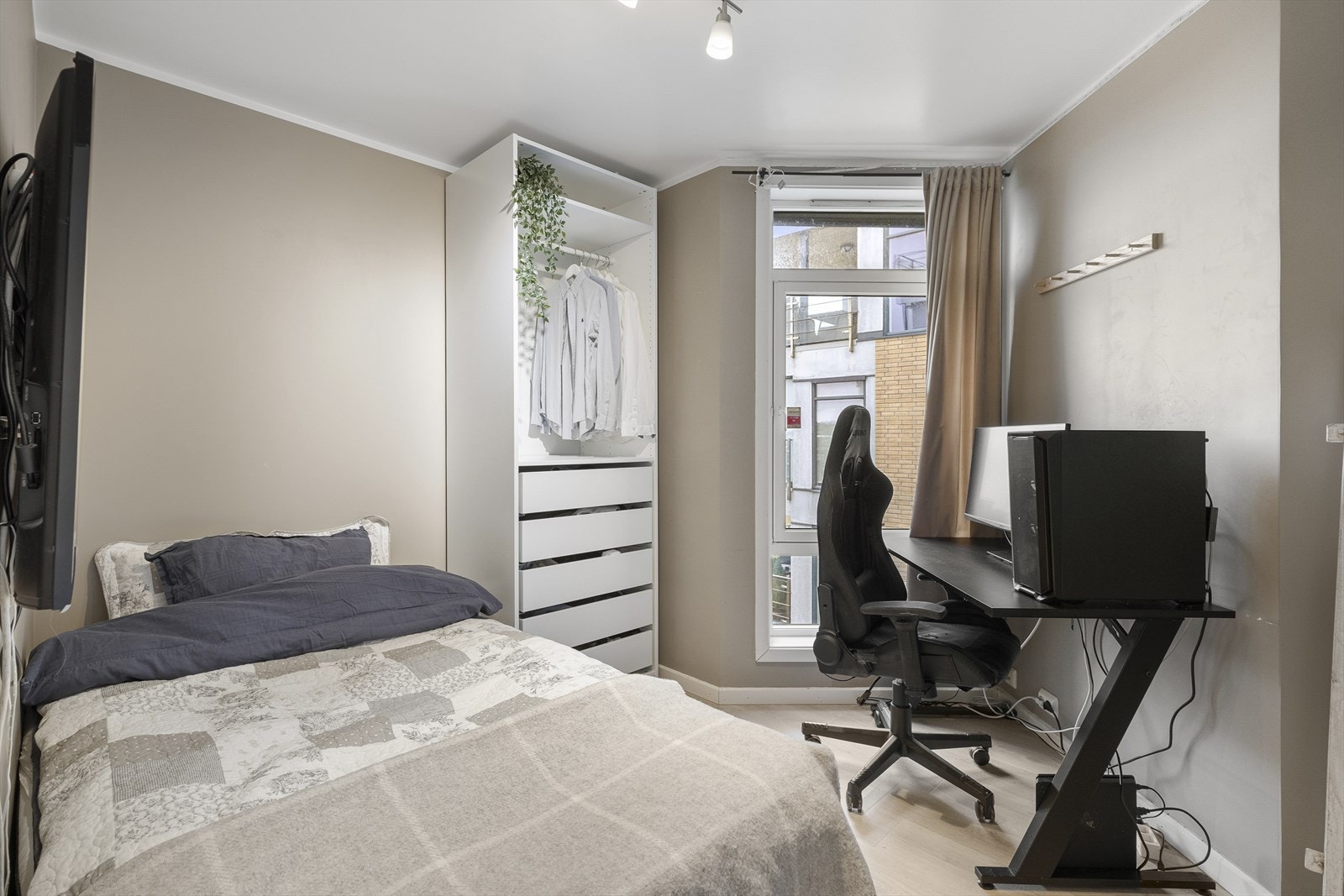 - Soverom 2 er også malt i beigetoner med lekkert gulv - Galleribilde