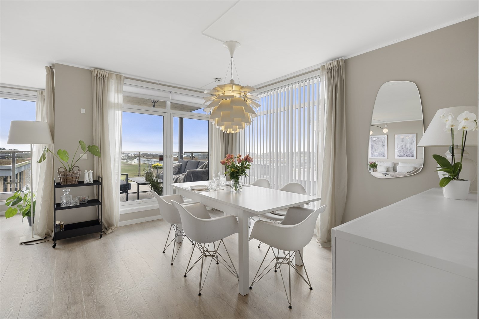 - Også her kan man nyte utsikten i godt selskap - Galleribilde