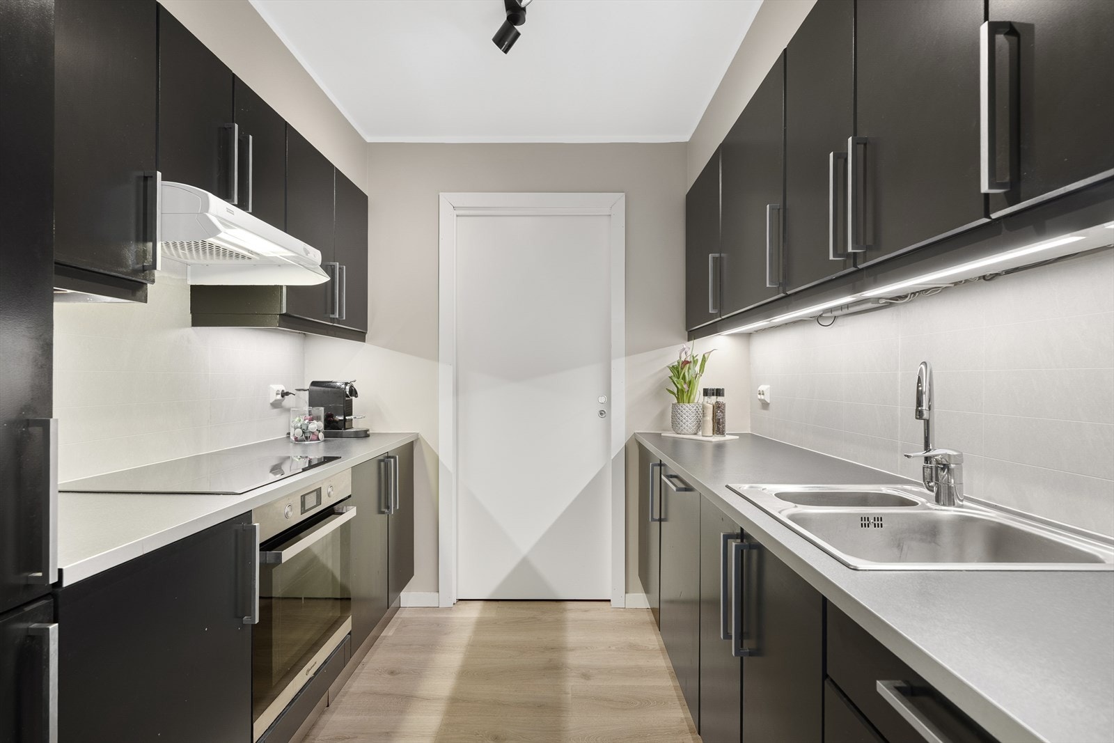 - Kjøkkenet er romslig med god skap- og benkeplass - Galleribilde