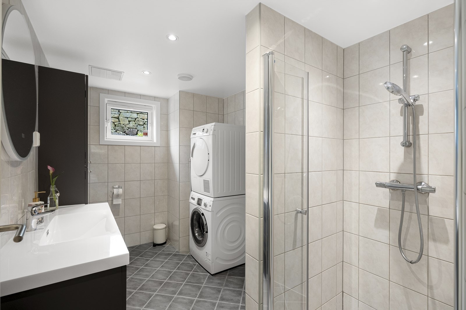 - Baderommet er av god størrelse og har nylig fått ny servant med skuffeseksjon, samt høyskap. Det er opplegg til oppvaskmaskin og tørketrommel - Galleribilde