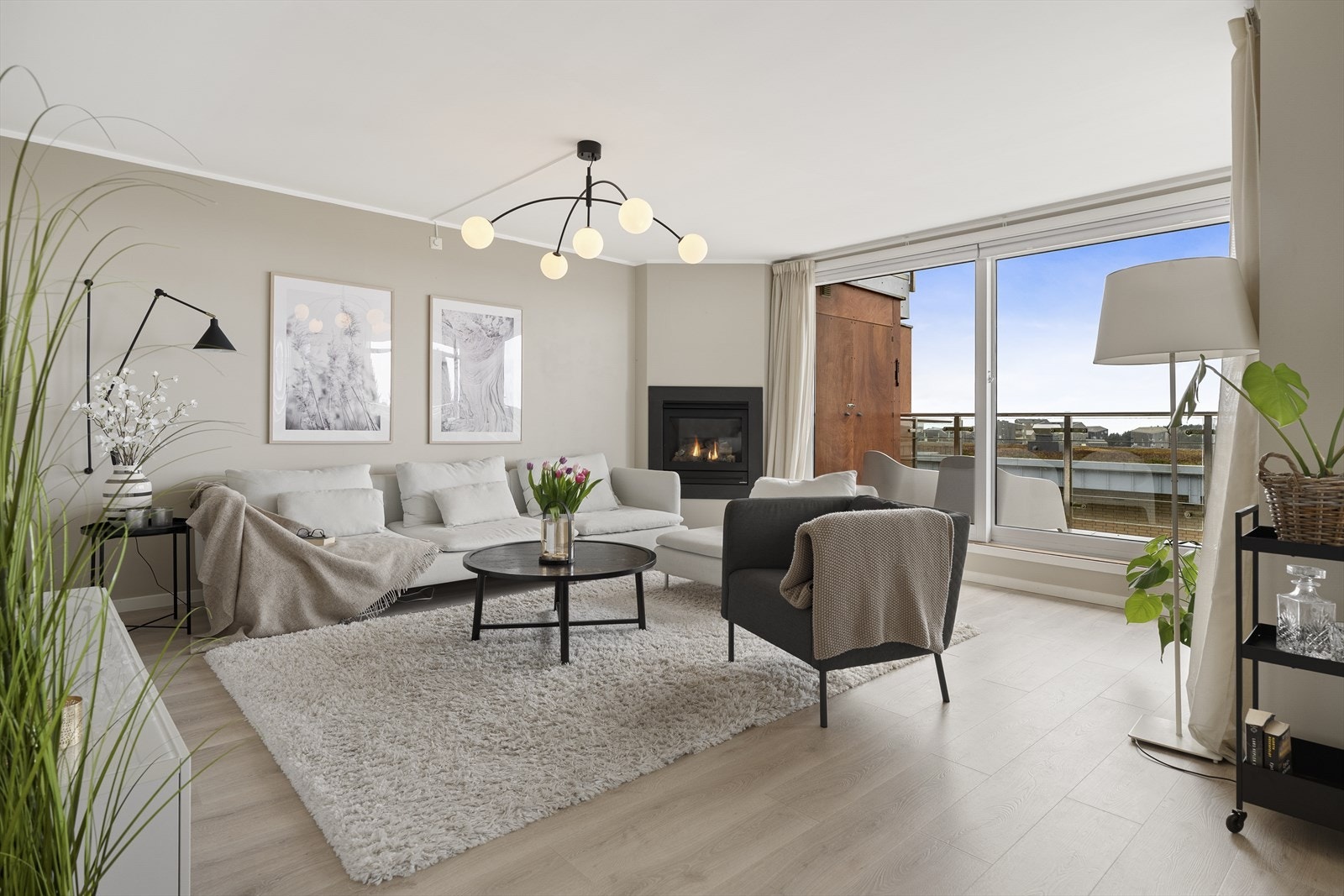 - Det er også store vindusflater i hele leiligheten som slipper inn mye naturlig lys - Galleribilde