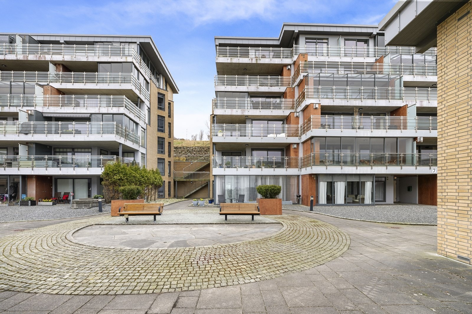 - Til høyre har man inngangsparti og postkasser - Galleribilde