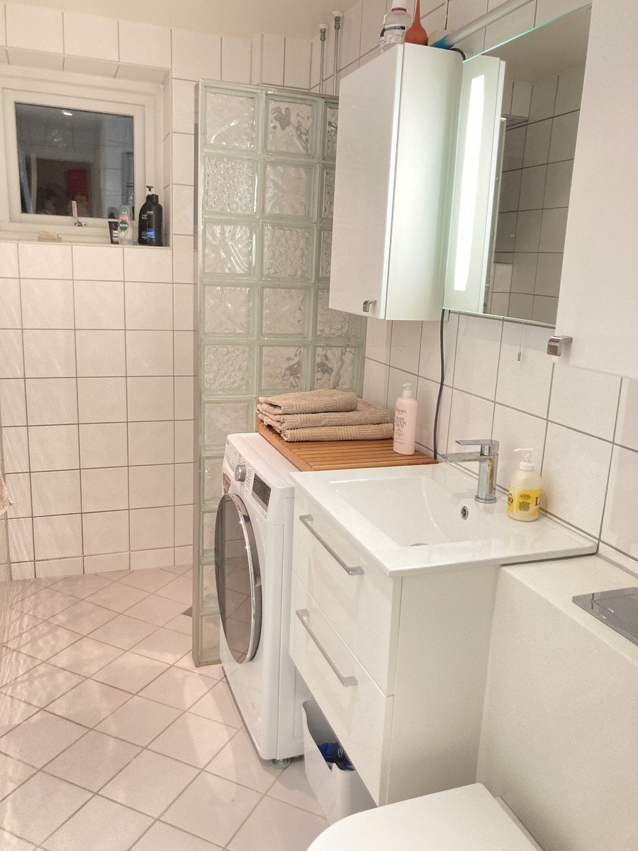 Bad med vaskemaskin og tørketrommel Galleribilde