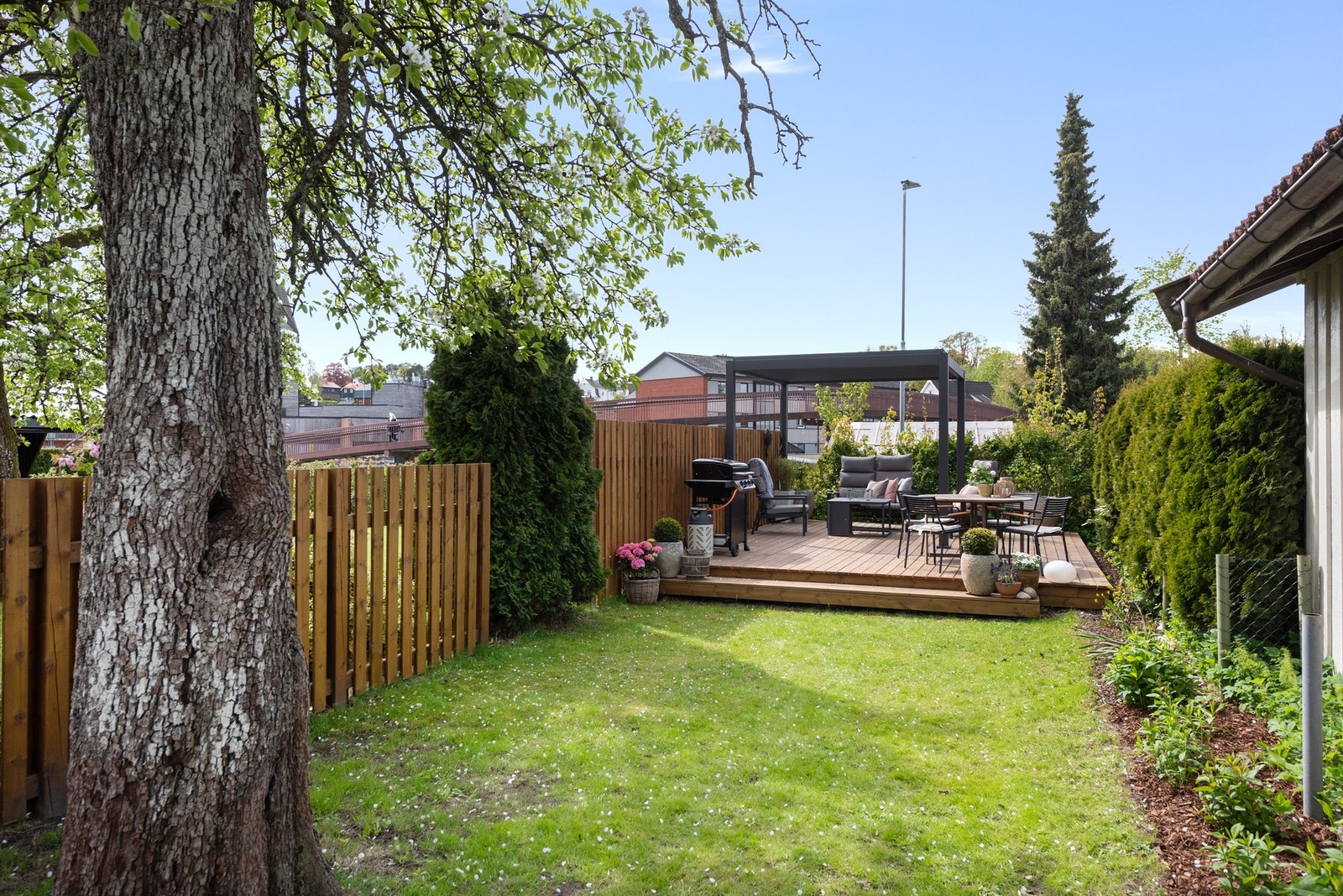 Leiligheten har hele 42 m² terrasseareal med plass til både avslapning og sosiale soner Galleribilde