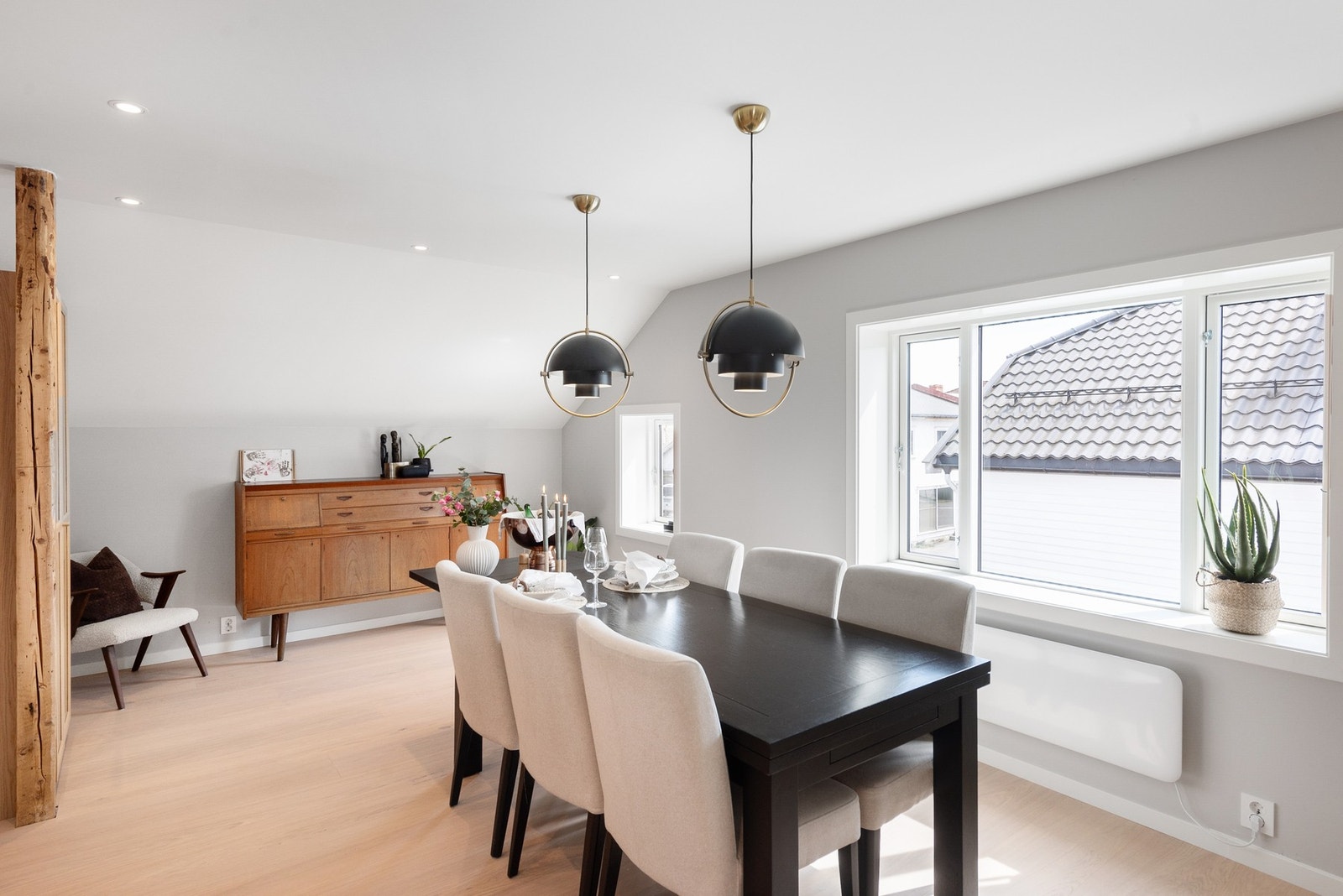 Lyst, luftig og minimalistisk - her kombineres vindusflater, downlights og rene linjer på beste vis Galleribilde