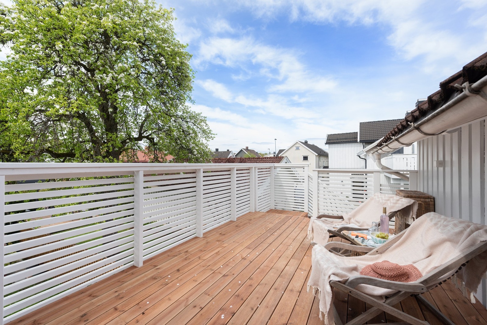 Adkomst til leiligheten er via utvendig trapp hvor du kommer opp til hyggelig terrasse Galleribilde