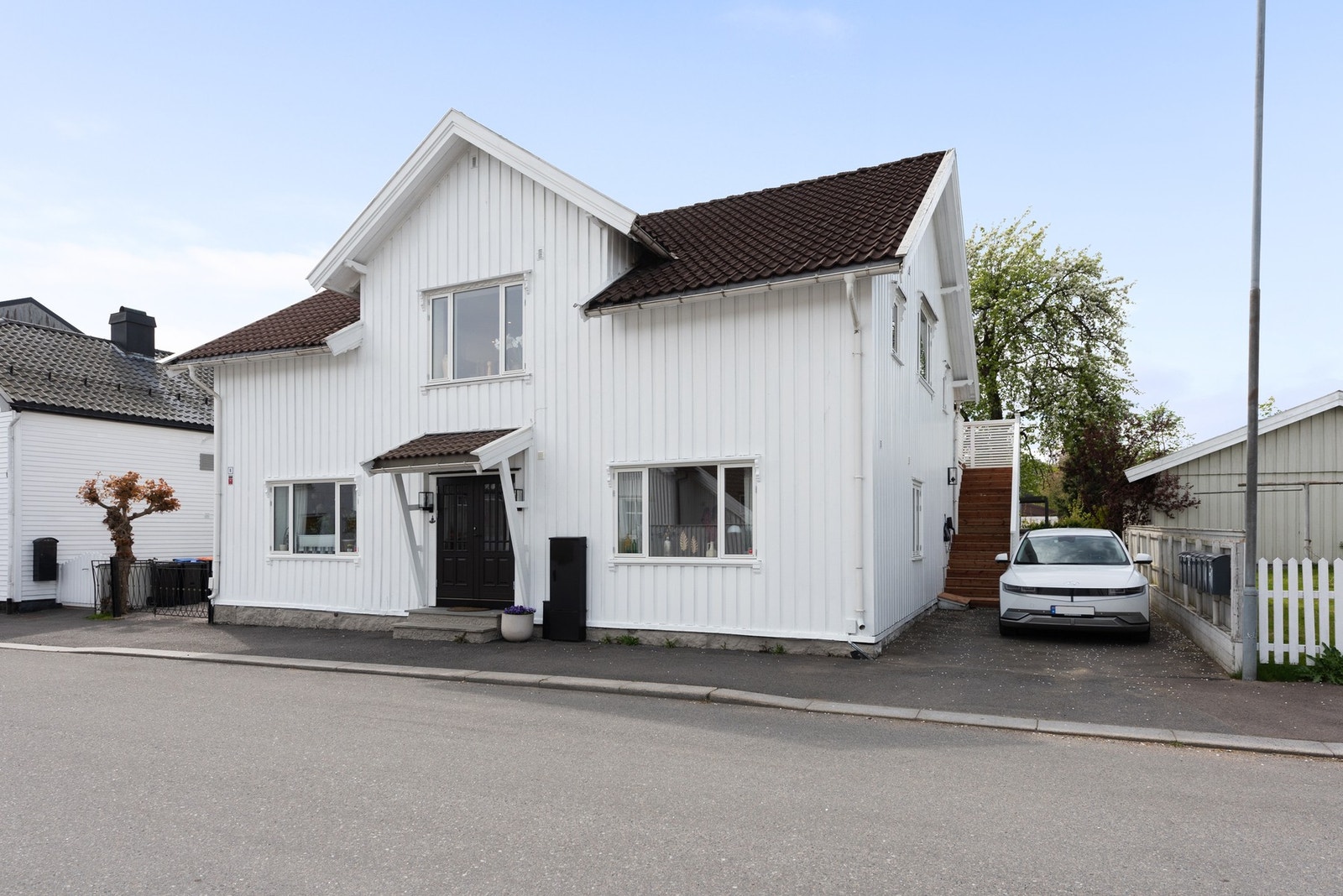 Leiligheten har en fin og sentral beliggenhet i 2.etasje og parkering til 2 biler Galleribilde
