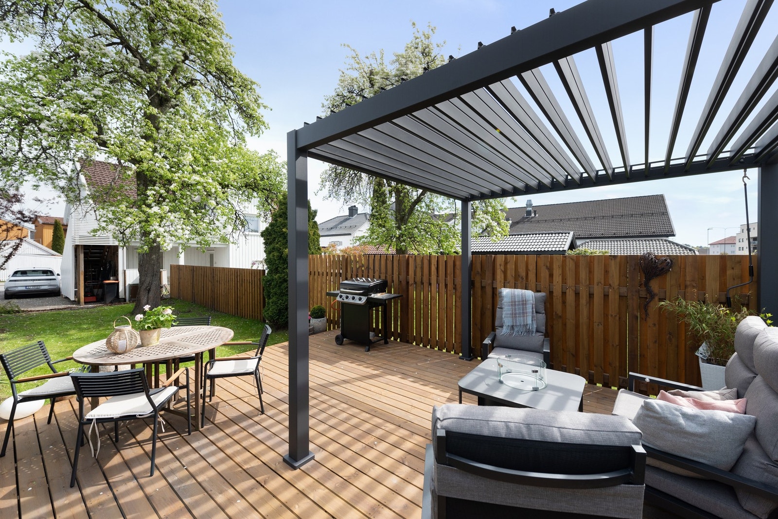 Utvendige har du deilig terrasse med pergola, hvor du kan skape din egne private og fredfulle oase Galleribilde