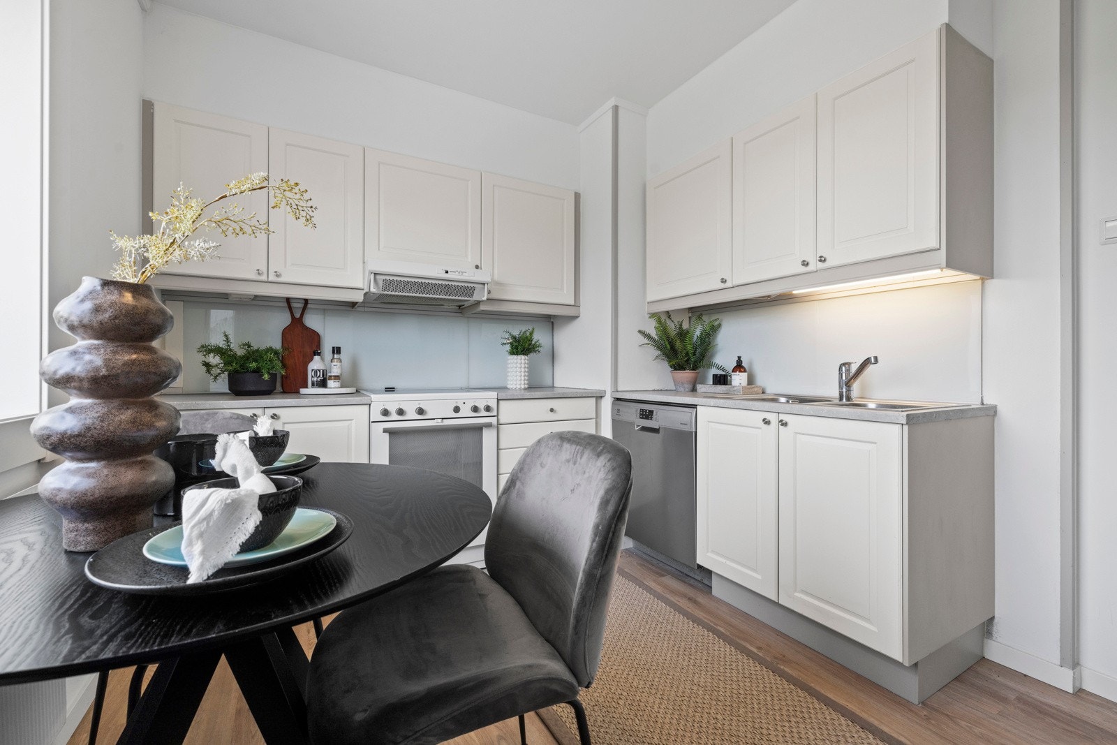 Kjøkkenet har god benkeplass og skapplass. Galleribilde