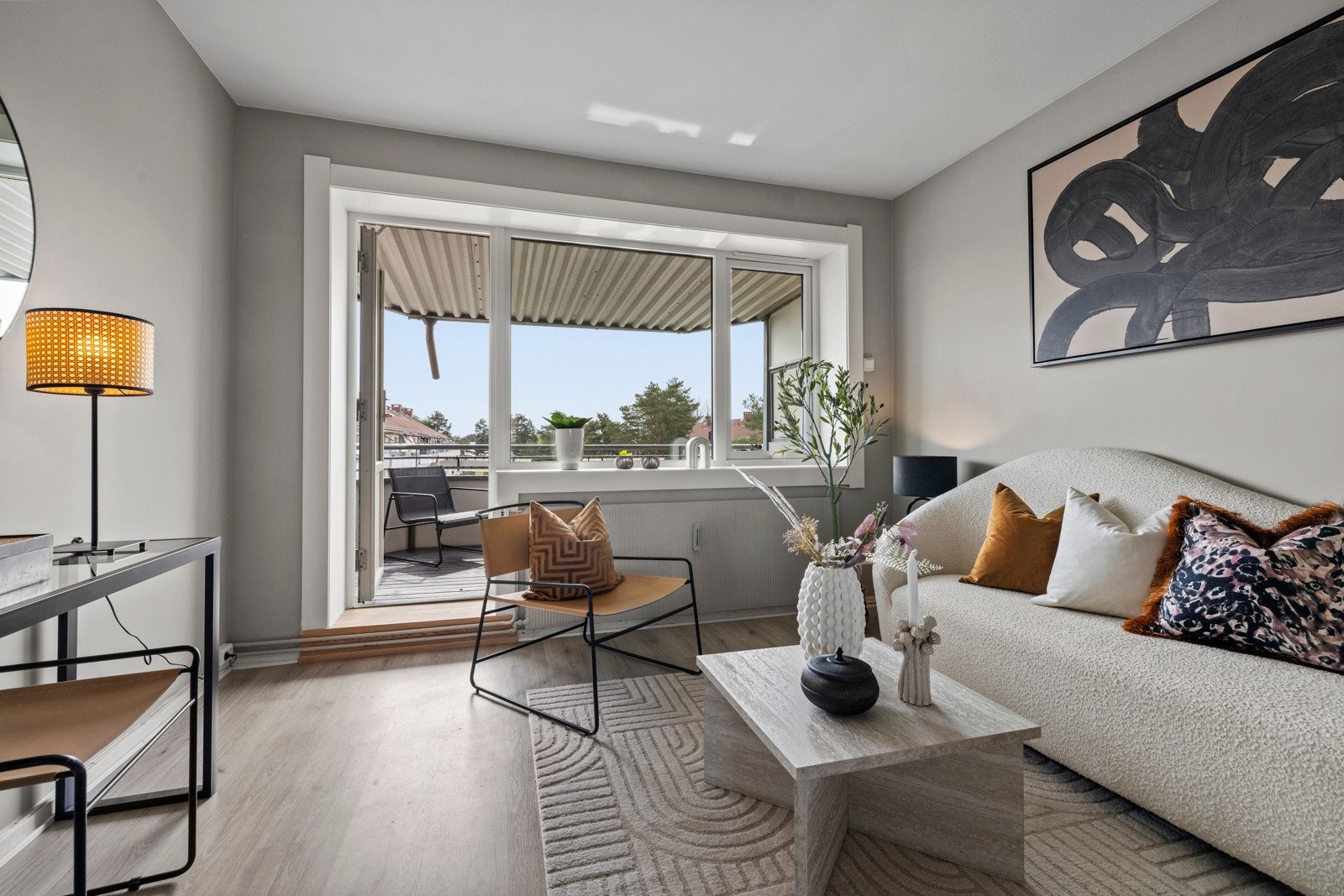 God plass til både sofa og lesekrok - balkongdøren binder ute og inne sømløst sammen. Galleribilde