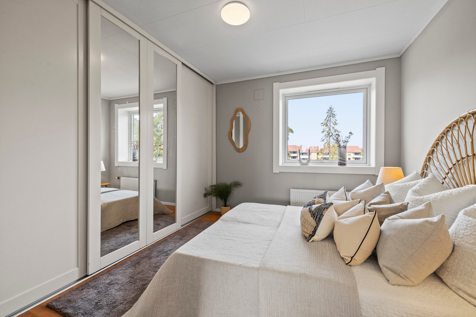 Innbydende hovedsoverom med stor garderobeløsning og speilfronter som gir en romslig følelse. Galleribilde